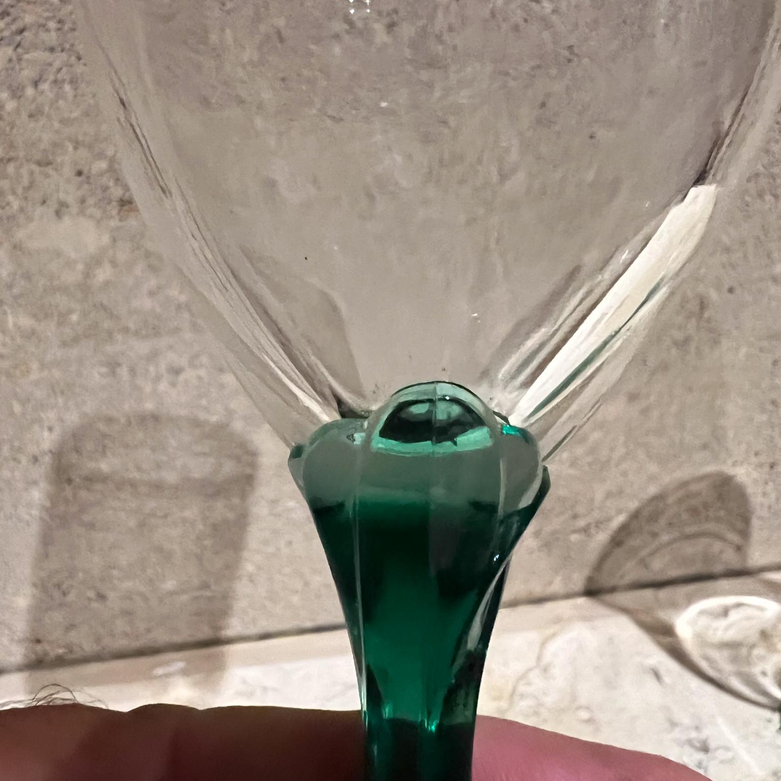 1970er Jahre Paar grüne Stem-Wein-Wasser-Kelchgläser (20. Jahrhundert) im Angebot