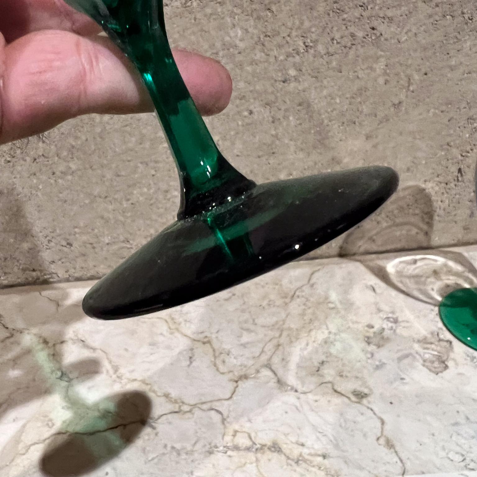 1970er Jahre Paar grüne Stem-Wein-Wasser-Kelchgläser (Glaskunst) im Angebot