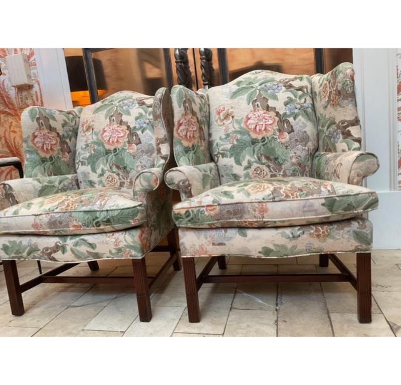 Coppia di sedie ad ala appena rivestite in Lee Jofa Chinese Lantern II in primavera In condizioni buone in vendita a Winder, GA