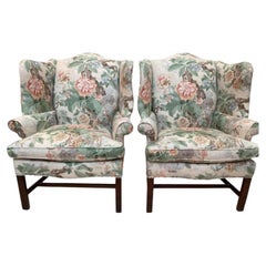Coppia di sedie ad ala appena rivestite in Lee Jofa Chinese Lantern II in primavera