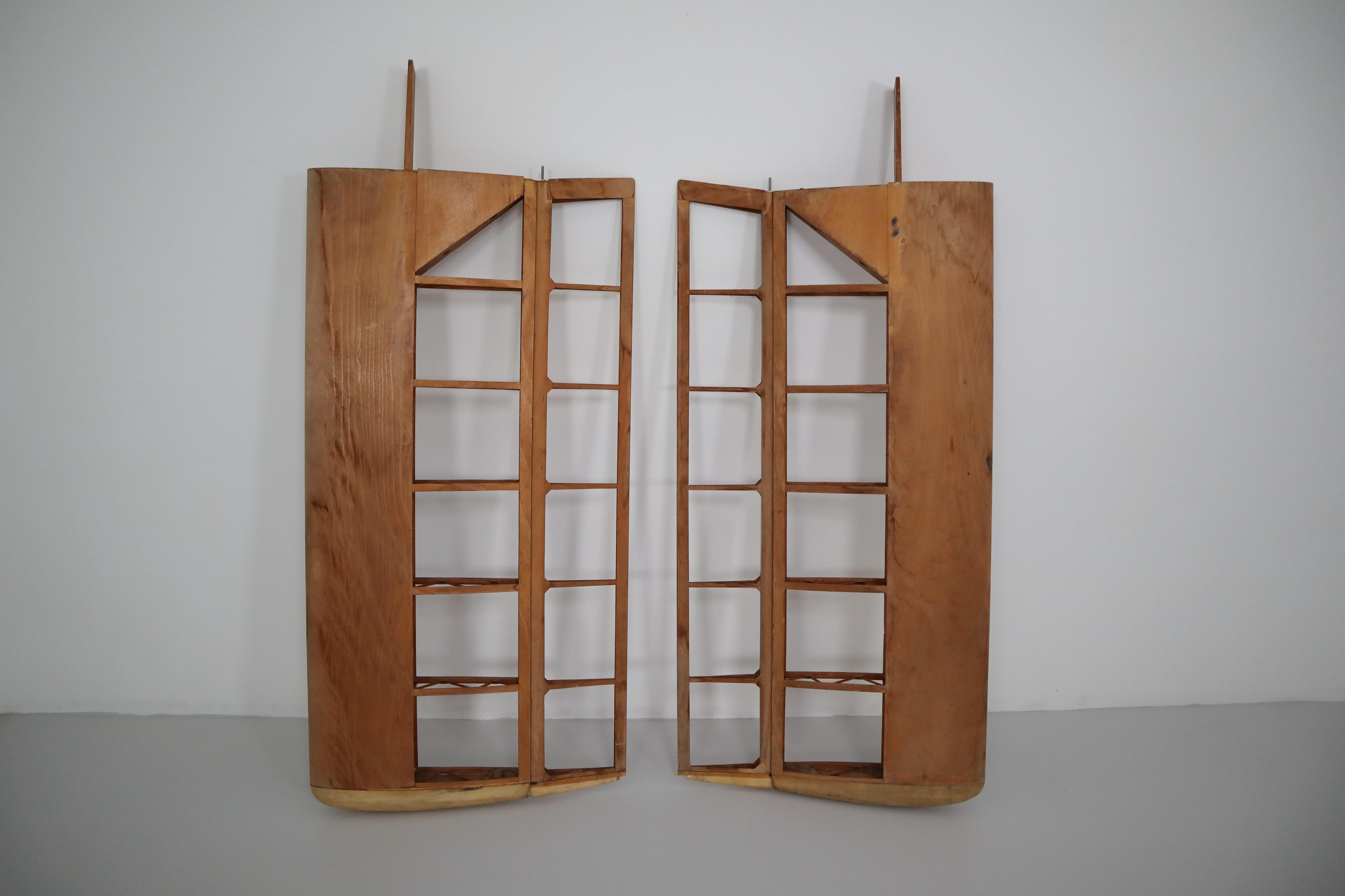 Pair of wings from 1950s air Glider in plywood, mid-20th century, in good condition,

Size pro item 147 x 63 x 8 cm.