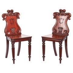 Paar WIV Mahagoni & geschnitzte Dielenstühle