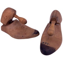 Par de moldes para zapatos de madera