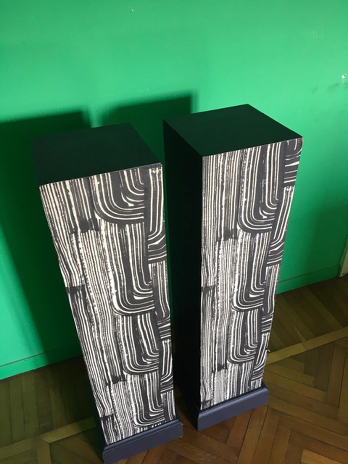 Hand-Crafted Pair of Wooden Columns in Black and White following  Kelly Wearstler  For Sale