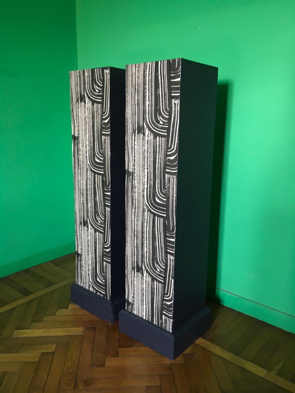 Pair of Wooden Columns in Black and White following  Kelly Wearstler  In New Condition For Sale In Brescia, IT