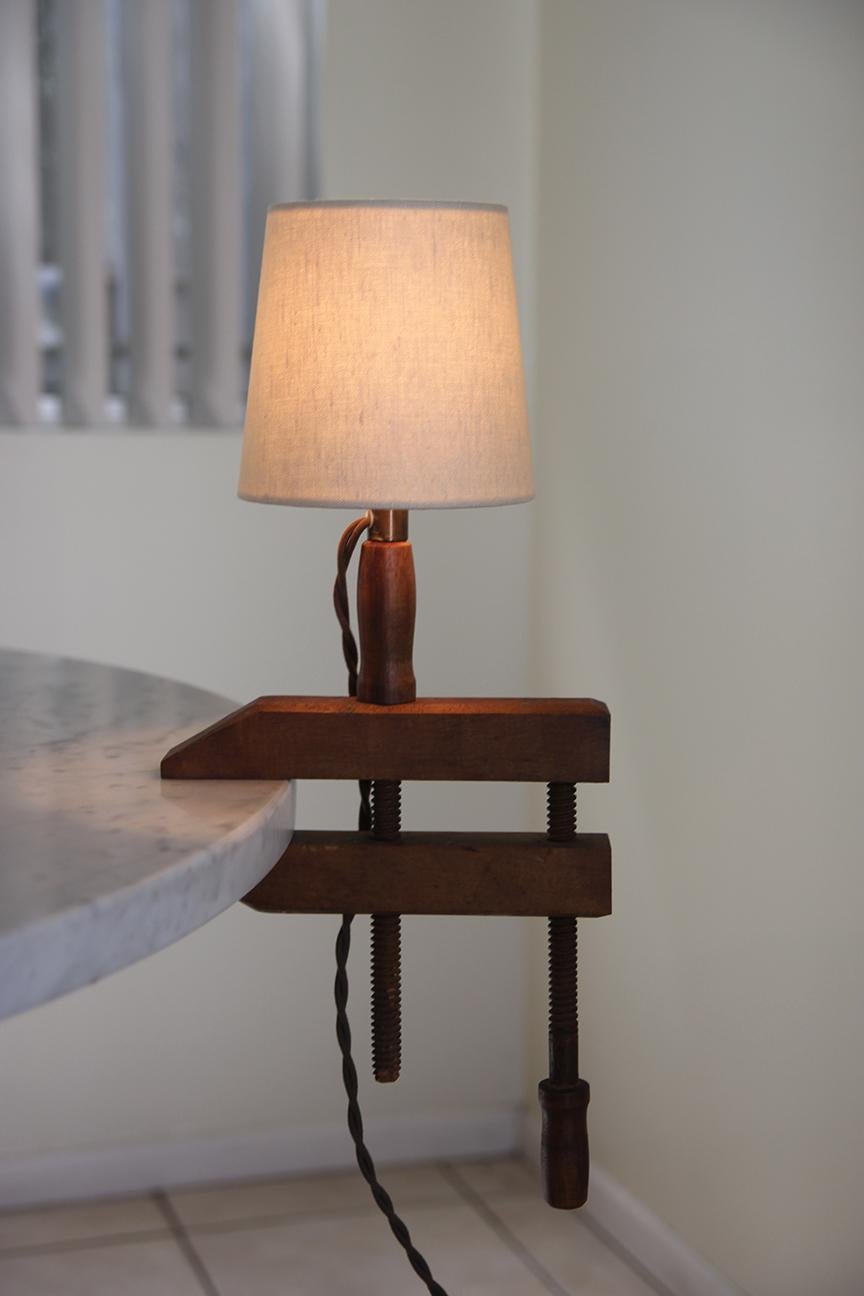 Par Lámpara de madera con pinza y pantalla de Understated Design Los Angeles en venta 4