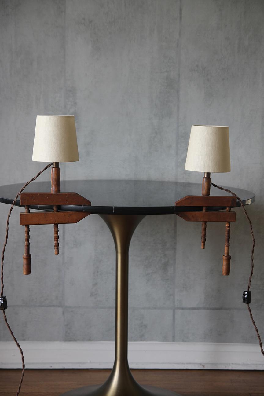 
Ilumina tu espacio con nuestra Lámpara de pinza para carpintería de madera antigua de Understated Design Los Angeles. Fabricada con una auténtica pinza de carpintero, esta lámpara combina encanto e historia, mostrando la belleza de la madera