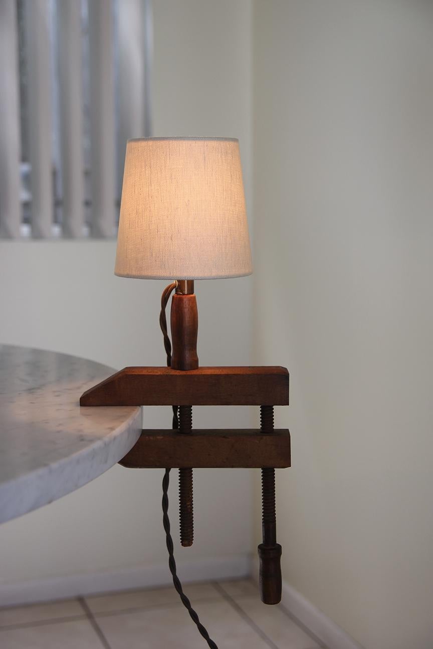 Par Lámpara de madera con pinza y pantalla de Understated Design Los Angeles en venta 3