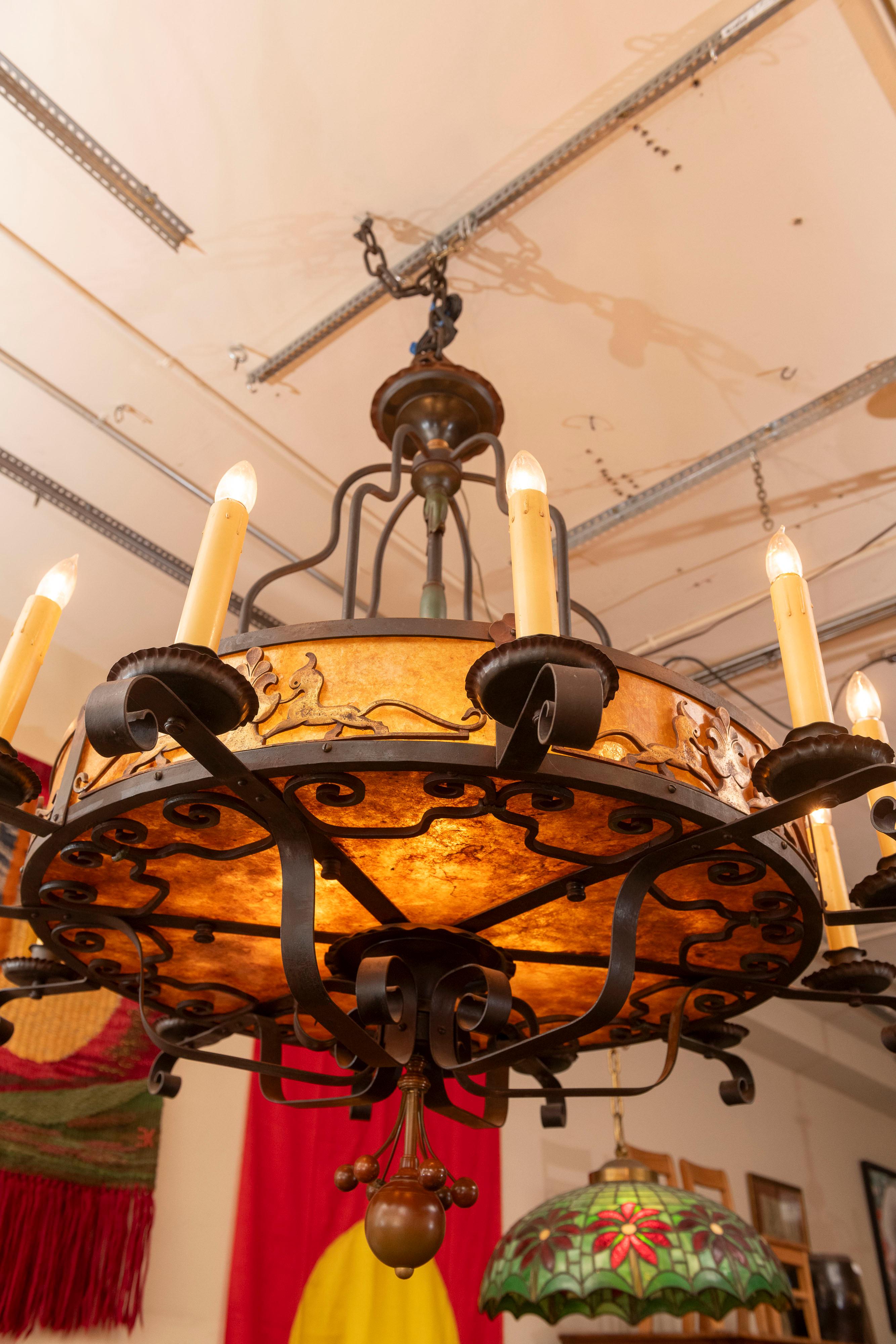 Paire de lustres en fer forgé et mica de style espagnol, 18 lumières à l'intérieur et à l'extérieur en vente 3