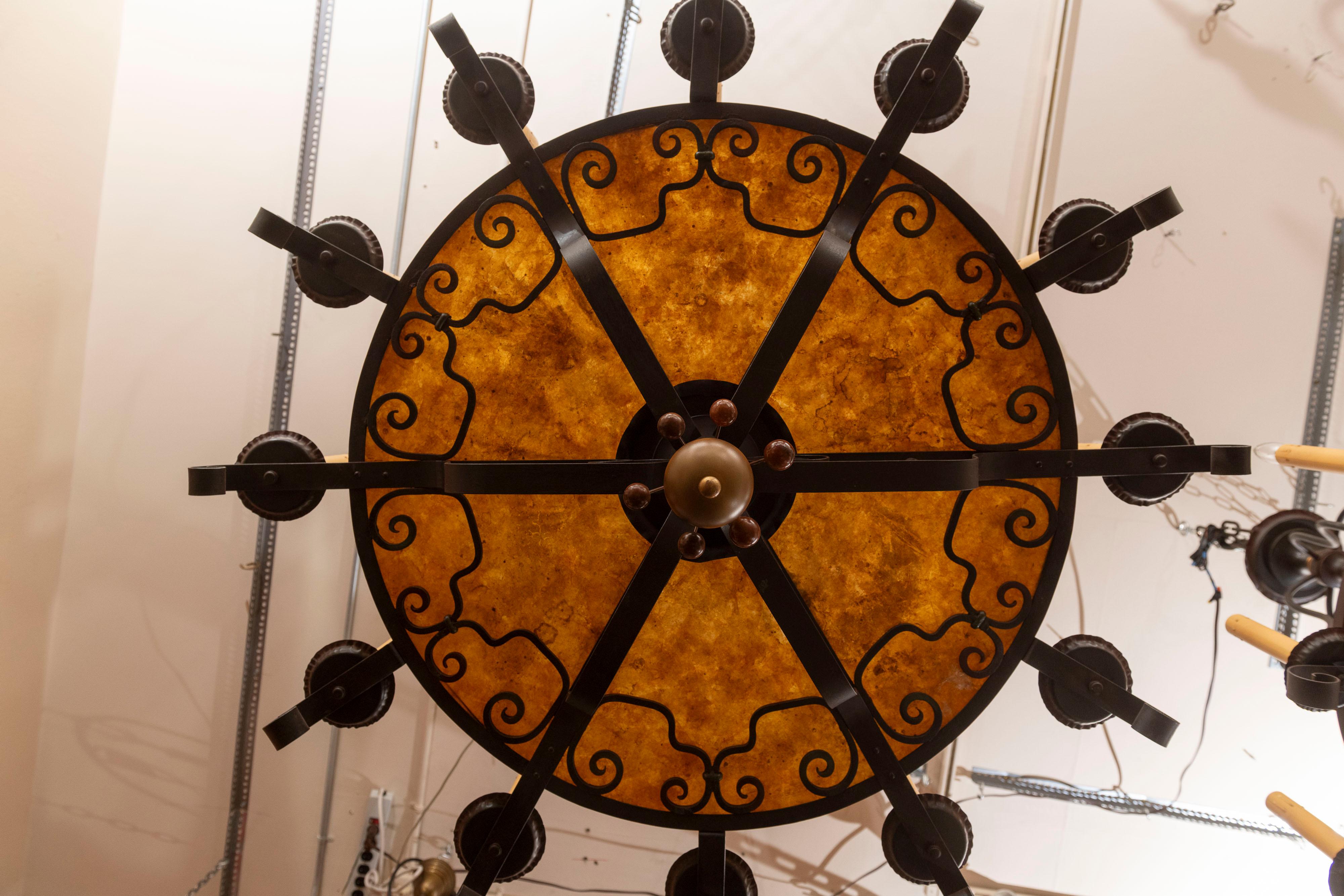 Paire de lustres en fer forgé et mica de style espagnol, 18 lumières à l'intérieur et à l'extérieur Bon état - En vente à Petaluma, CA
