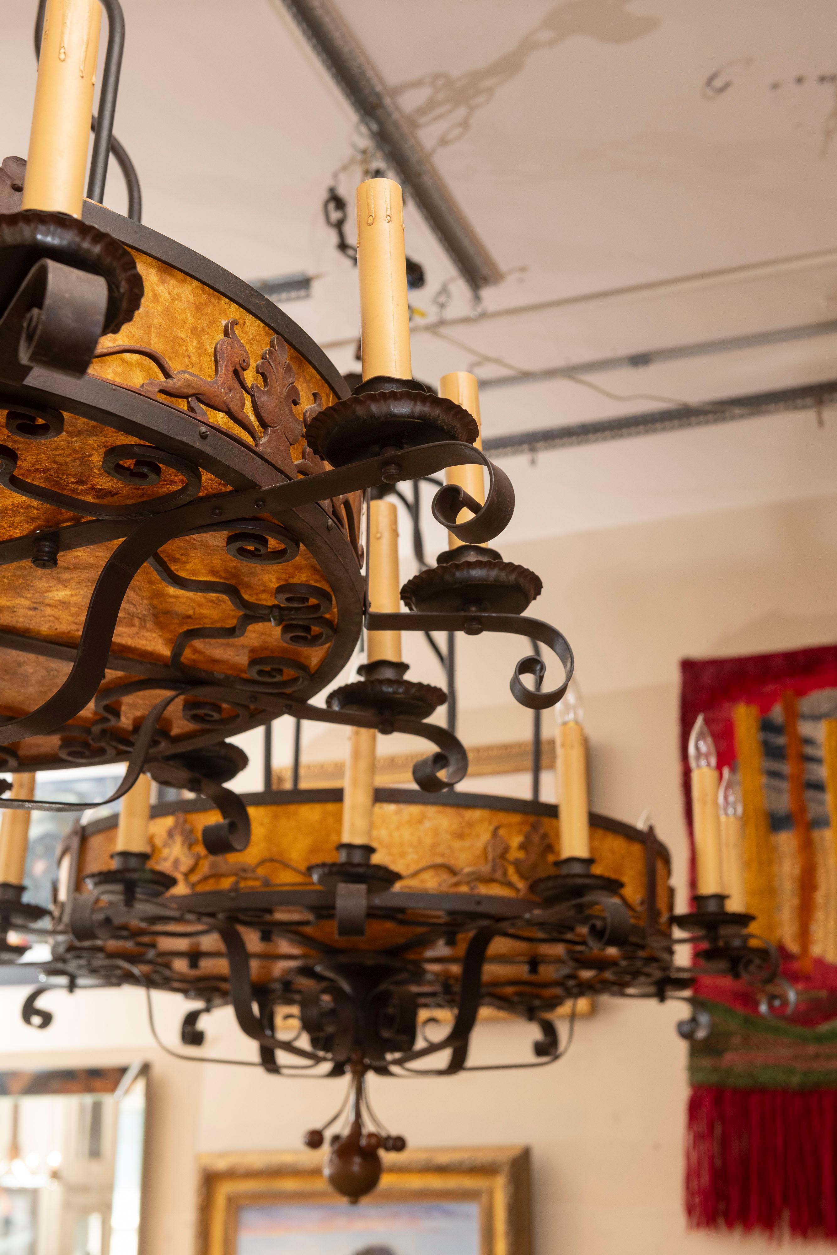 Début du 20ème siècle Paire de lustres en fer forgé et mica de style espagnol, 18 lumières à l'intérieur et à l'extérieur en vente