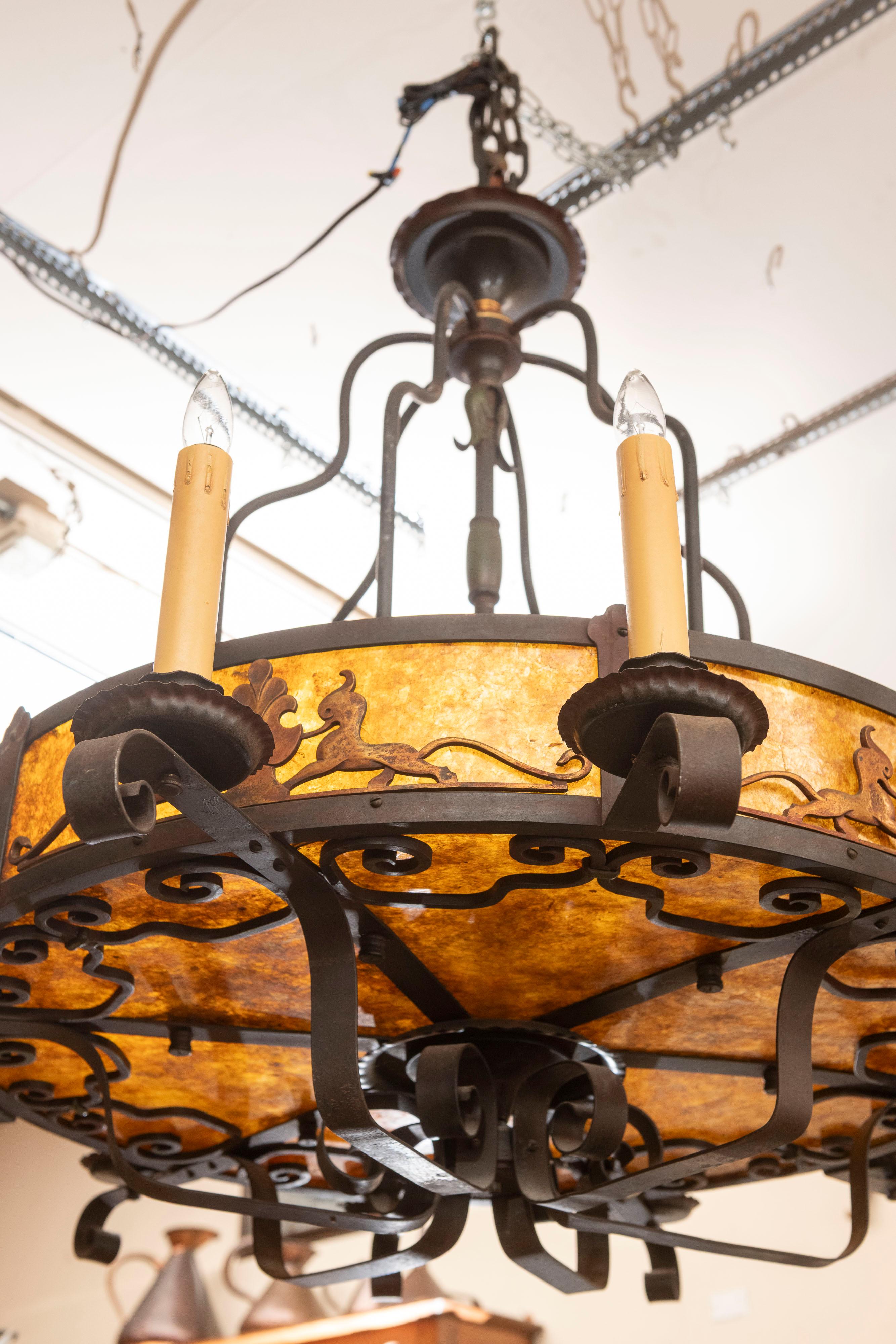 Fer forgé Paire de lustres en fer forgé et mica de style espagnol, 18 lumières à l'intérieur et à l'extérieur en vente