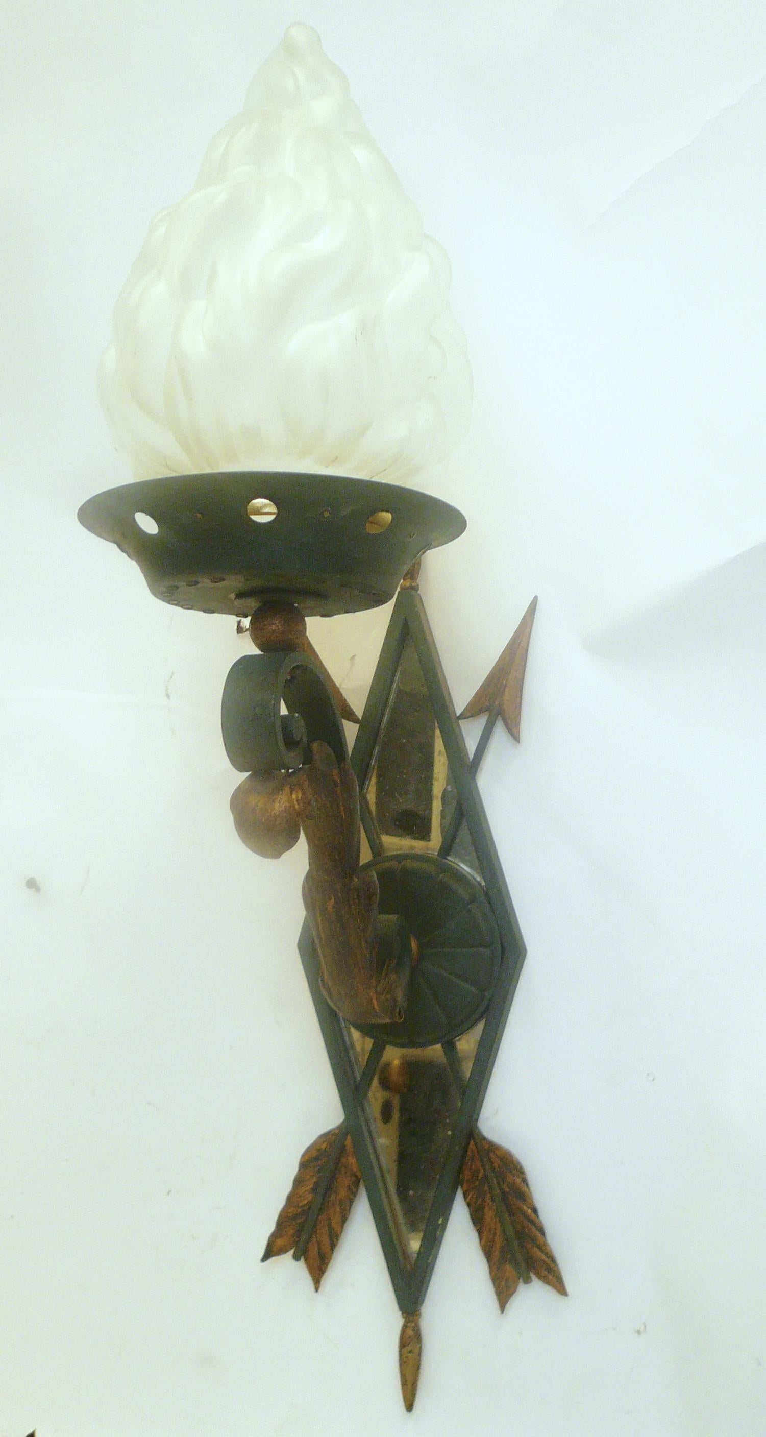 Ein Paar schmiedeeiserne und verspiegelte wandmontierte Laternenleuchter (20. Jahrhundert) im Angebot
