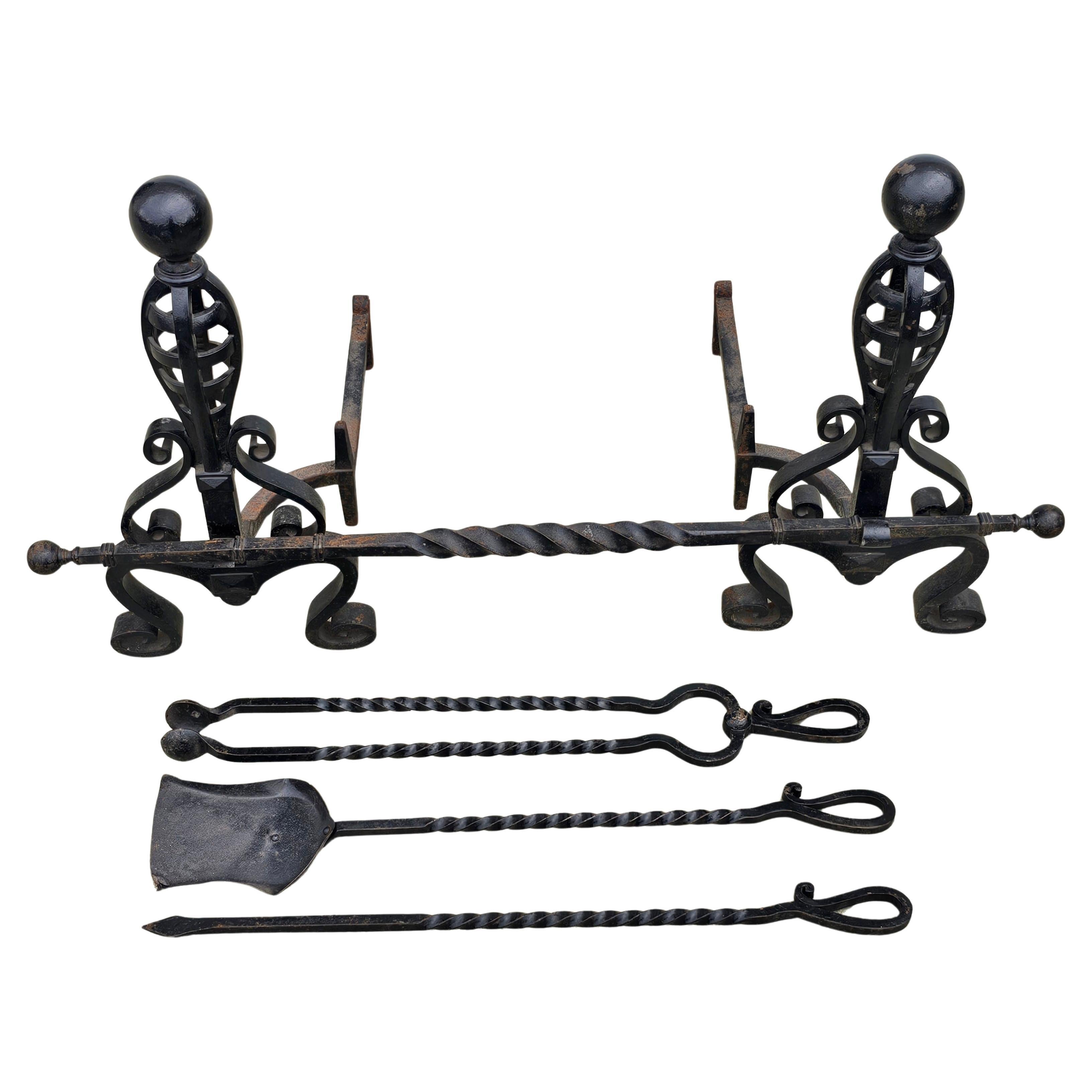 Paar  Schmiedeeiserne Kanonenkugel Andirons und Kaminbesteck im Angebot