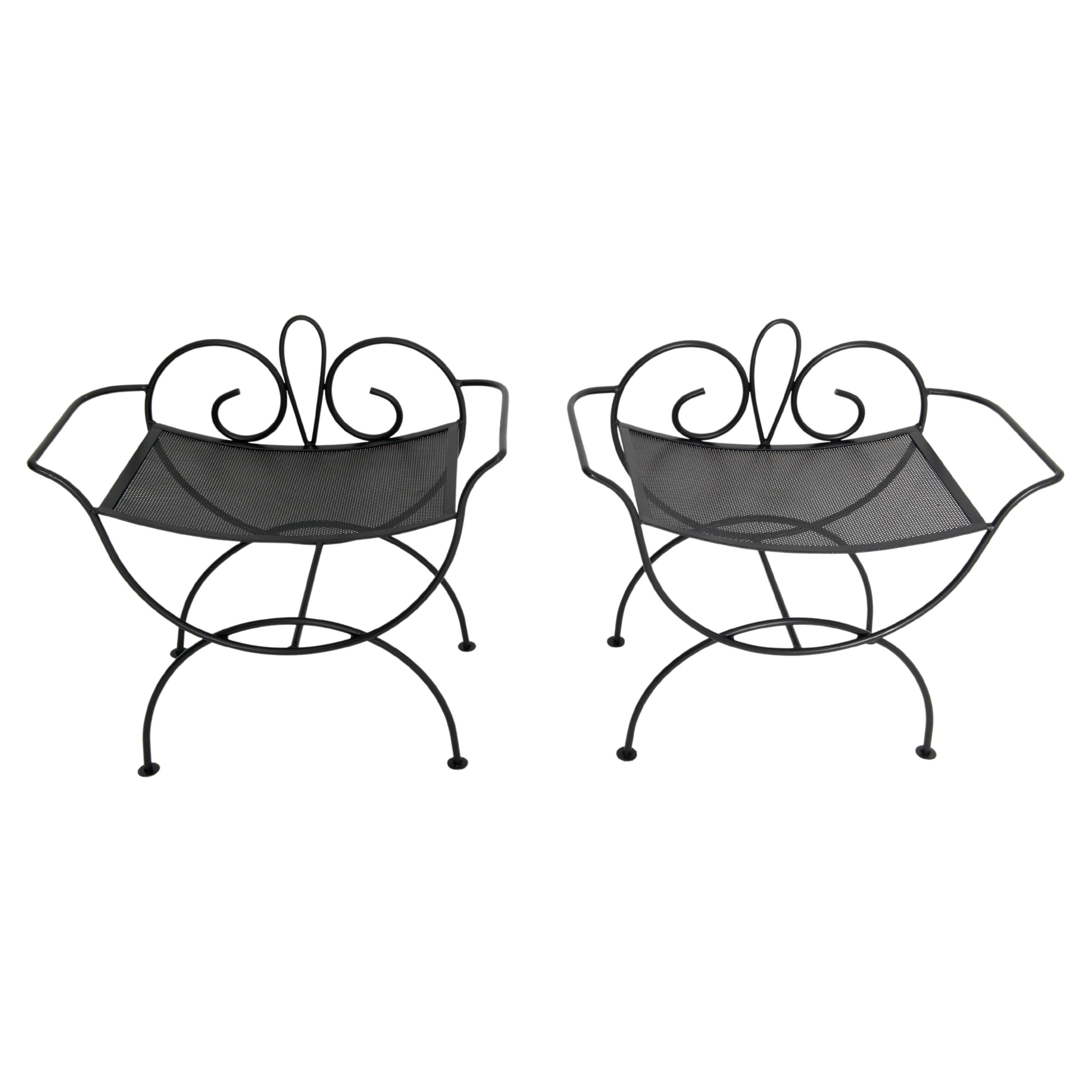 Paar schmiedeeiserne schwarze Bänke im Salterini-Stil