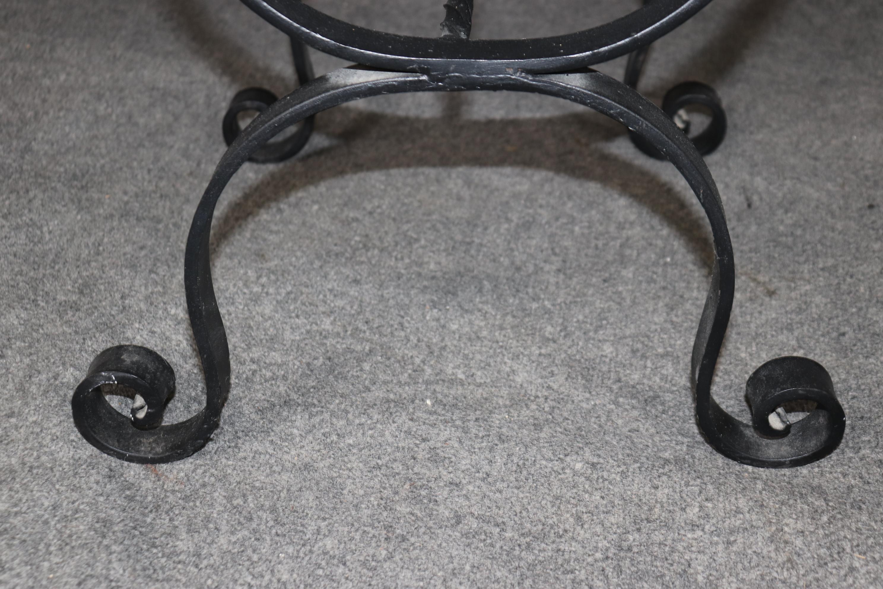 Coppia di panche in ferro battuto imbottite in stile coloniale spagnolo a X in vendita 1
