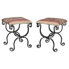 Paire de bancs en fer forgé tapissés de style colonial espagnol