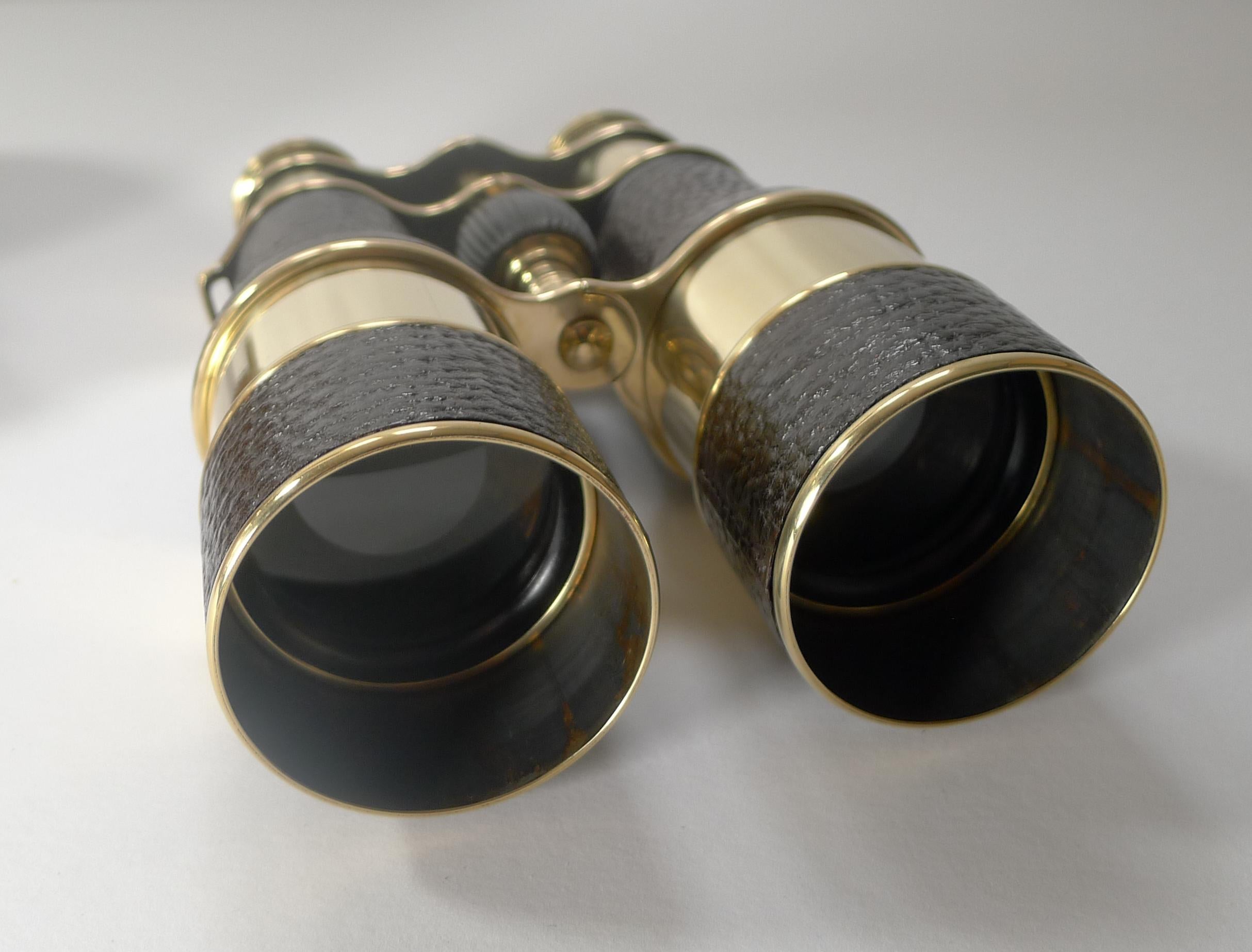 A fabulous pair of World War 1 British Officers Military binoculars made in France, signed Colmont Paris with both the brass on the binoculars and the leather case with the British military crows foot mark. The case is also stamped with the retailer
