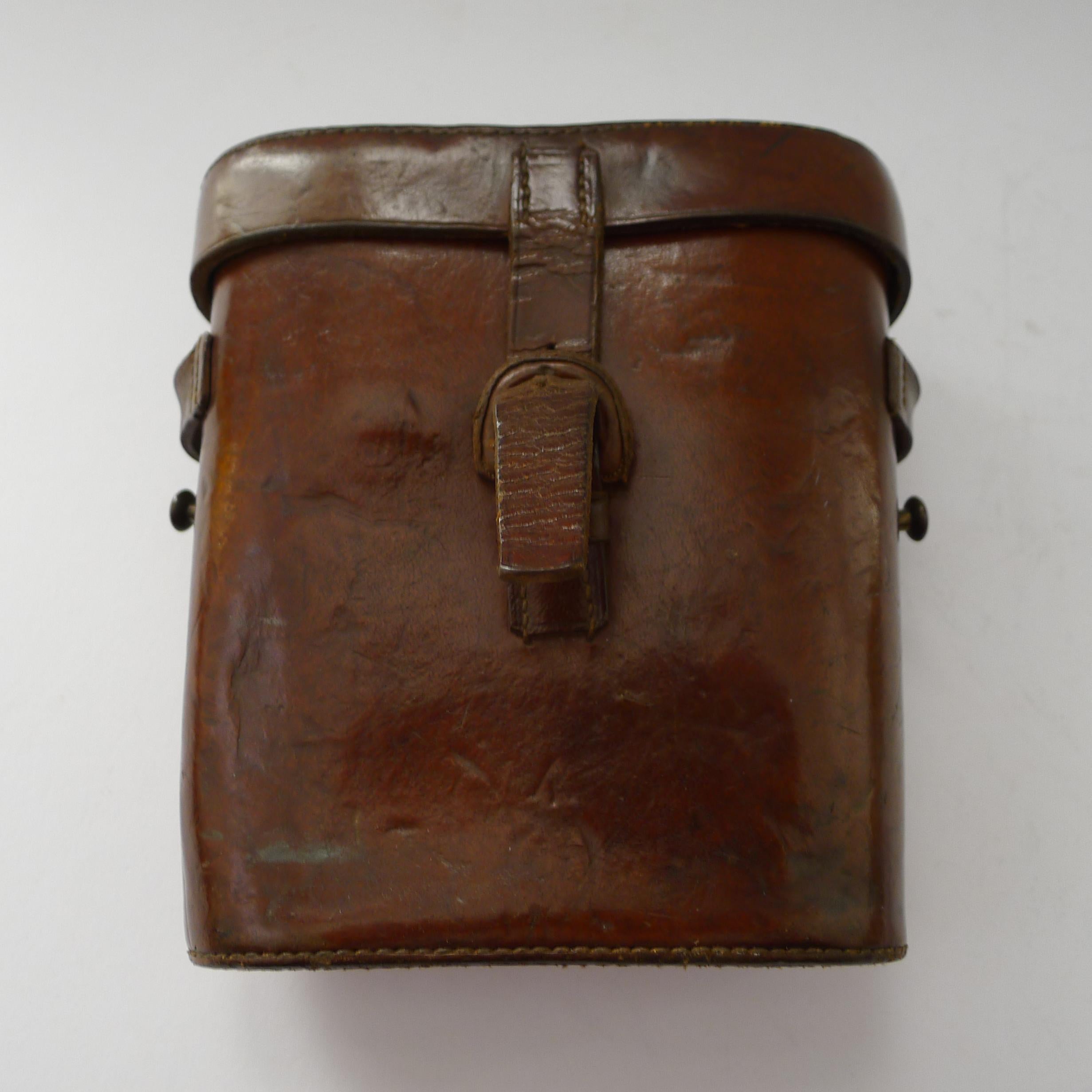 Les jumelles sont revêtues d'un beau cuir gaufré qui reste en excellent état. Elles ont maintenant plus de 100 ans et constituent une véritable antiquité. Ils sont équipés de pare-soleil intégraux.  Lorsqu'ils sont fermés, ils mesurent 4  1/2