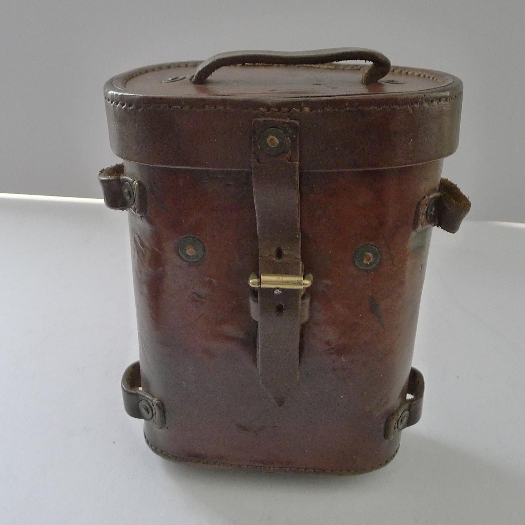 George IV Paire de jumelles de la Première Guerre mondiale - modèle pour officier britannique par LeMaire Paris en vente