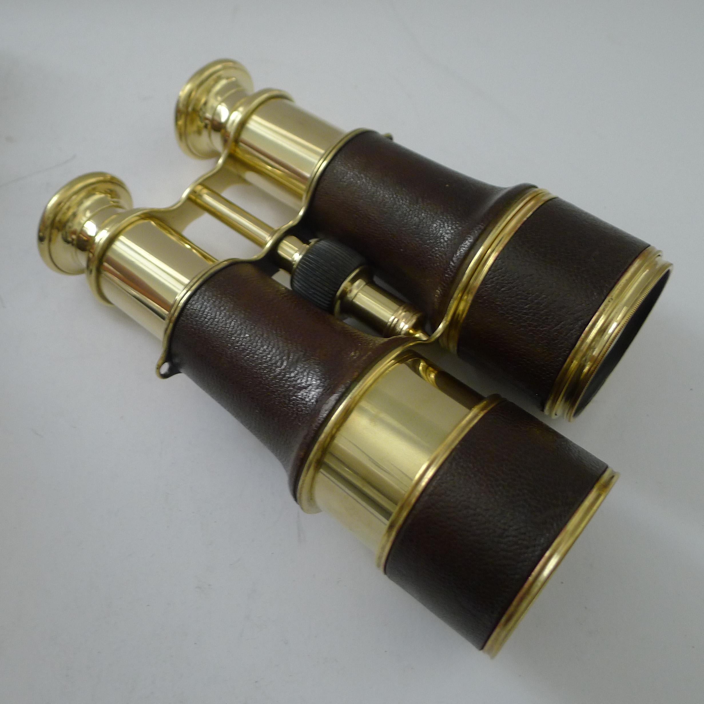 Début du 20ème siècle Paire de jumelles de la Première Guerre mondiale - modèle pour officier britannique par LeMaire Paris en vente