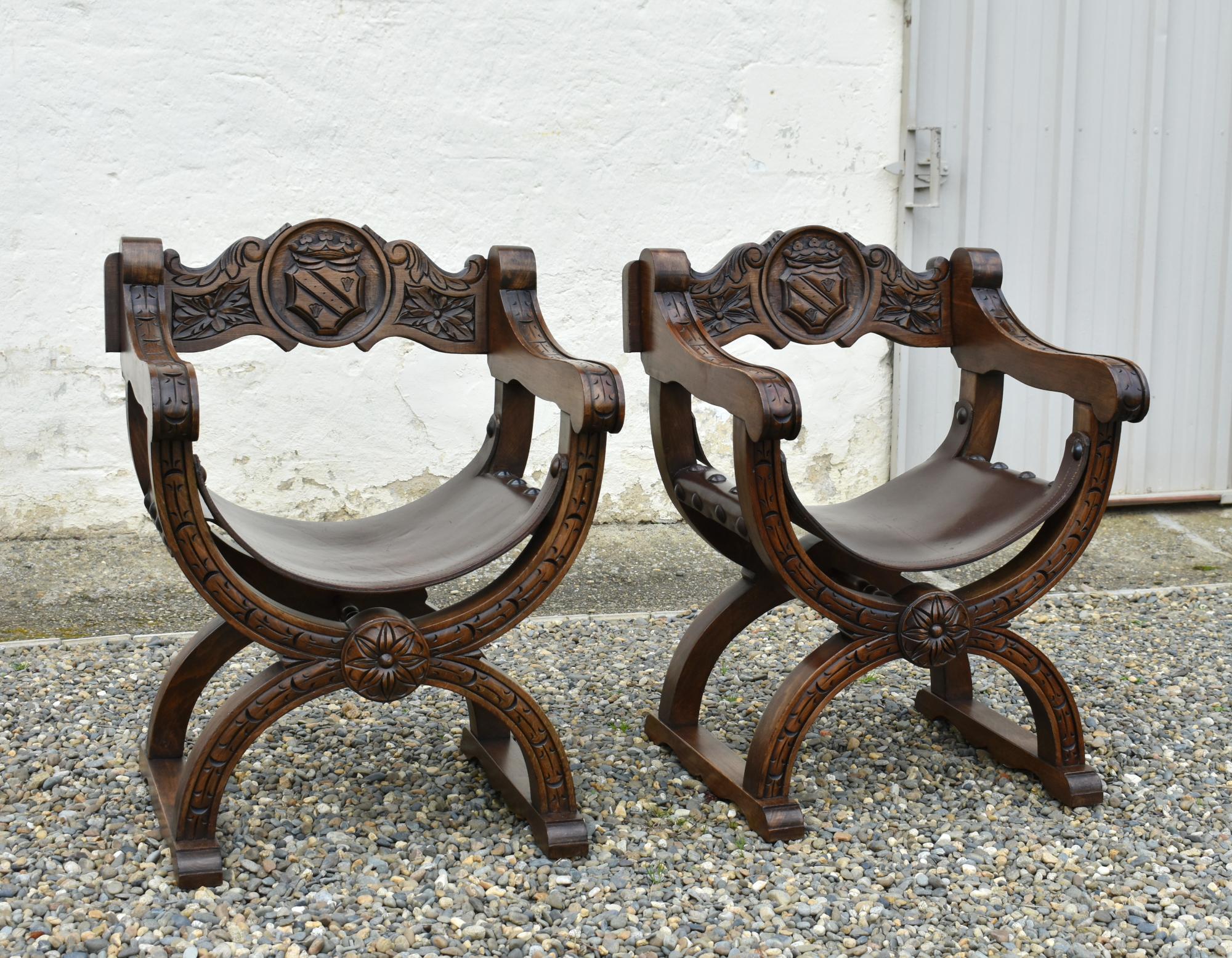 Paire de chaises en chêne de style Dagobert par Navarro Argudo
 
Paire de chaises assorties en X Frame / Throne Chairs de Navarro Argudo, Espagne.
 
Les chaises sont en chêne massif et recouvertes d'un cuir de selle très épais, renforcé à l'avant et
