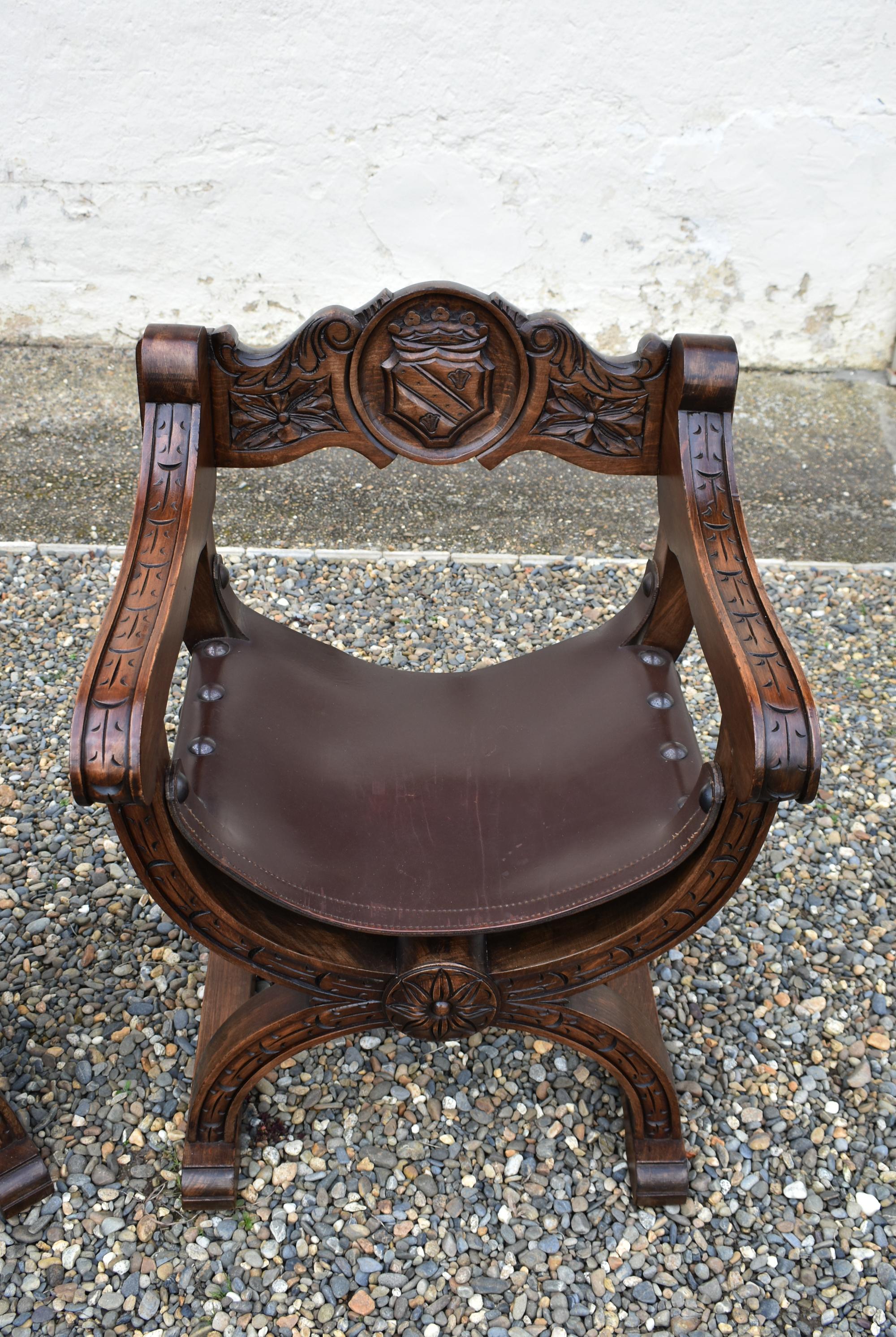 Paire de chaises trônes Dagobert style Navarro Argudo en chêne Bon état - En vente à SAINTE-COLOMBE, FR
