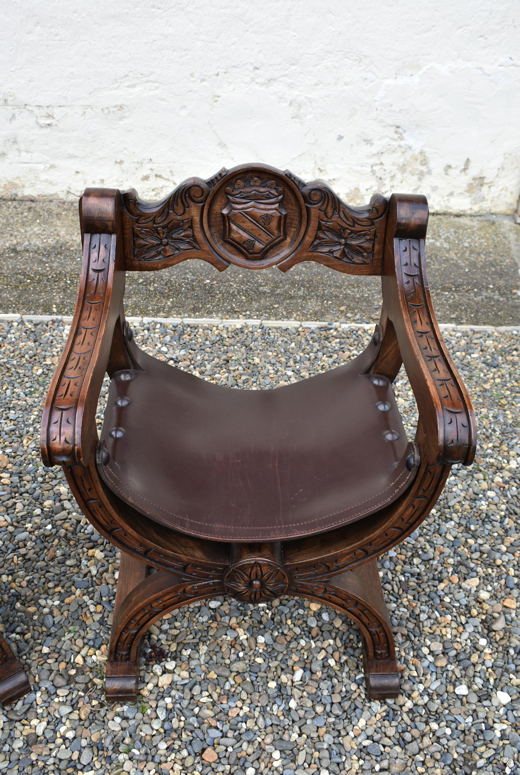 Coppia di sedie da trono con struttura a X in stile Dagobert di Navarro Argudo in Oak In condizioni buone a SAINTE-COLOMBE, FR