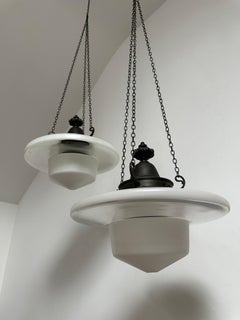 Lot de deux suspensions de plafond vintage XL en verre opalin bicolore « Church »