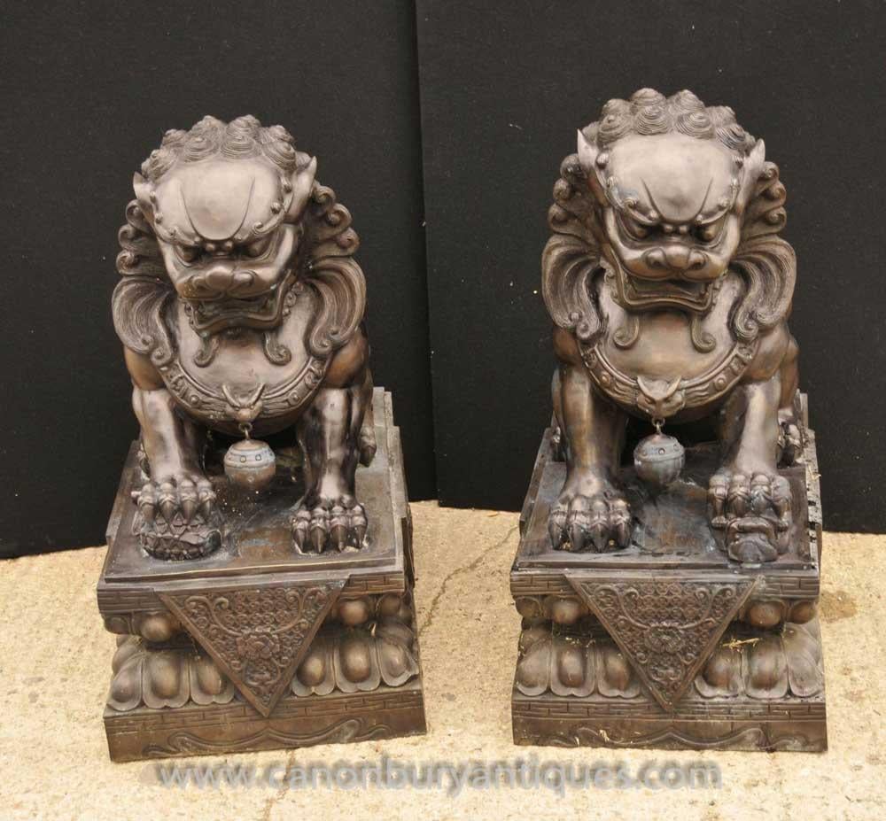 Splendida coppia di foo dog cinesi in bronzo
Una coppia di grandi dimensioni, alta quasi un metro e mezzo
Nell'antica mitologia cinese sono visti per allontanare gli spiriti maligni, proprio come i gargoyle nella tradizione europea.
Per questo