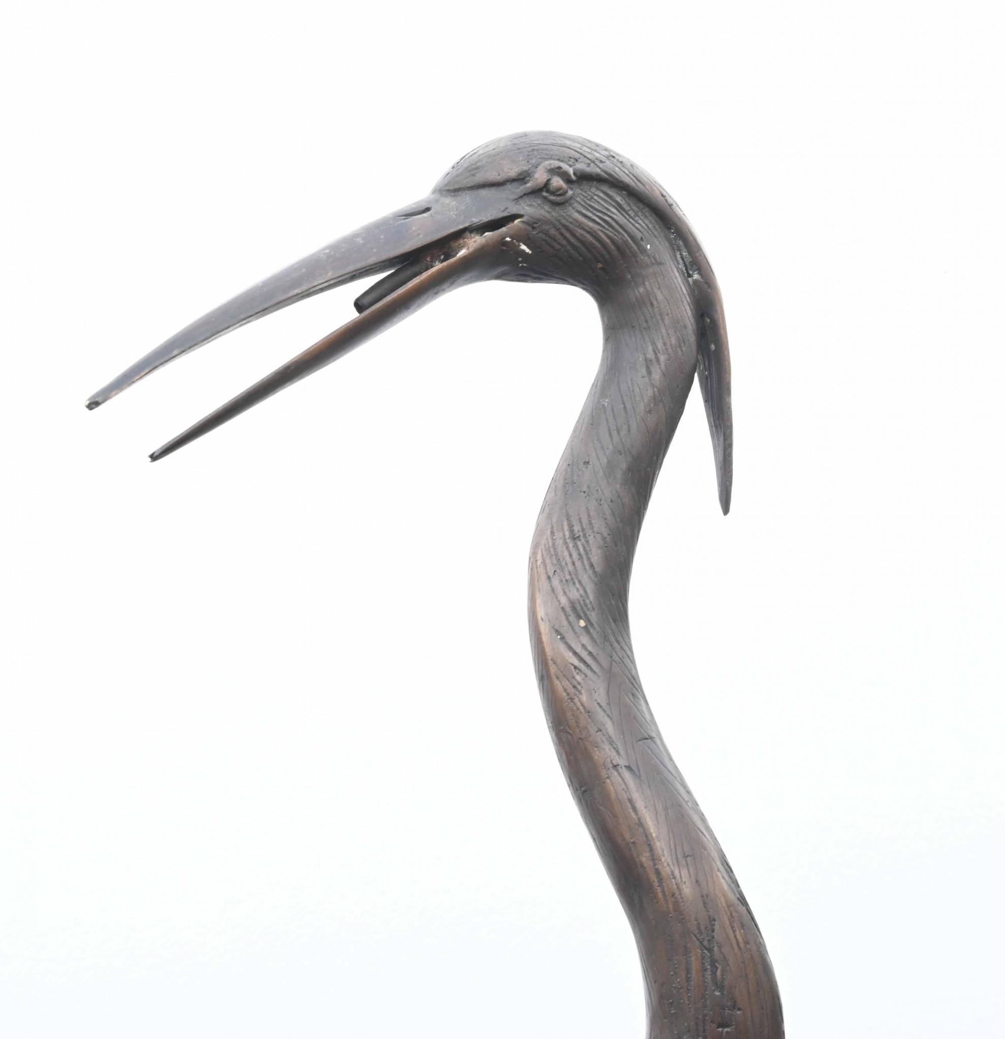 Paire de statues d'oiseaux de jardin en bronze japonais Heron en vente 5