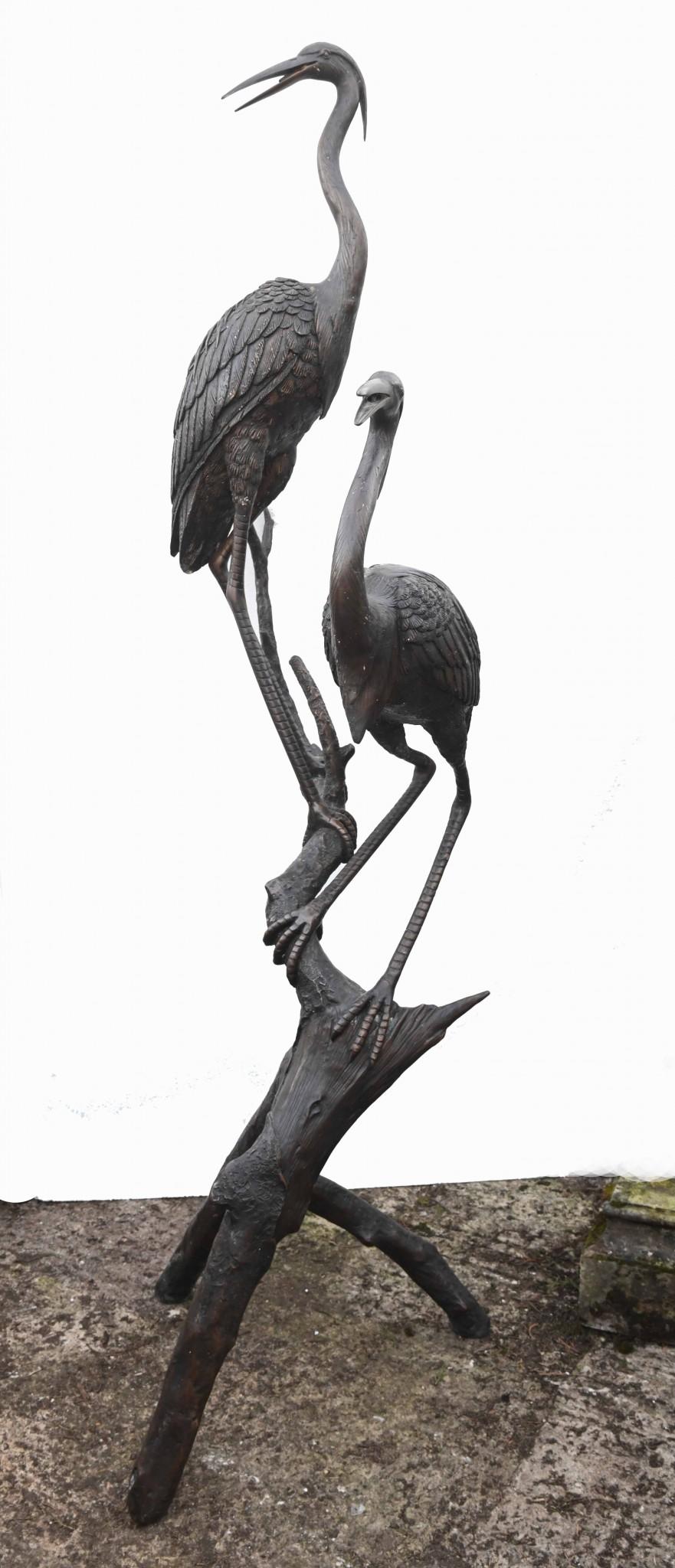 Paire de statues d'oiseaux de jardin en bronze japonais Heron en vente 7
