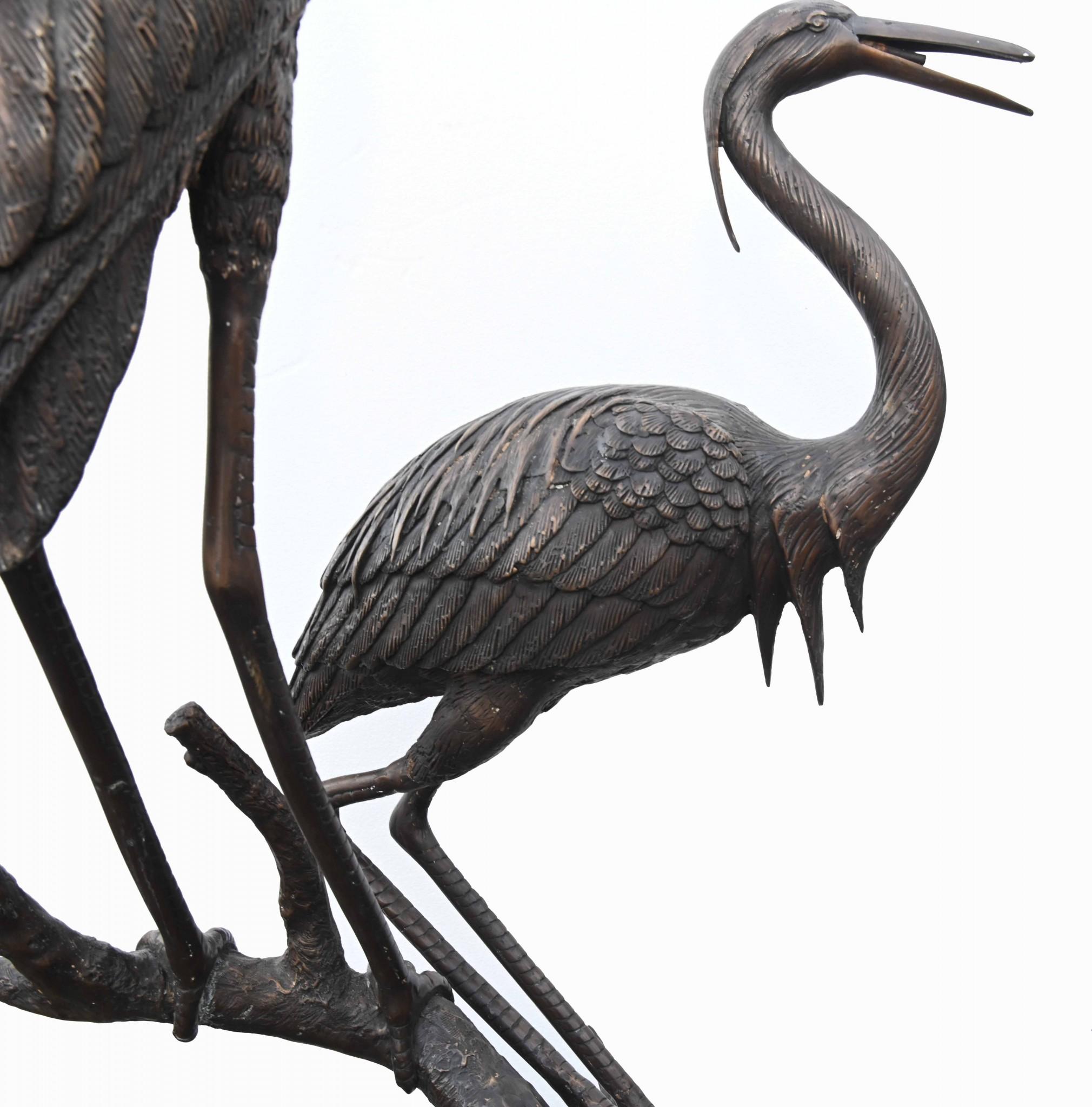Paire de grues japonaises XL en bronze reposant sur une base en forme d'arbre
Un couple d'oiseaux très charmant et un superbe jeu d'eau / fontaine lorsqu'une pompe électrique est ajoutée.
Idéal autour de l'étang..
L'eau jaillissait de la bouche des