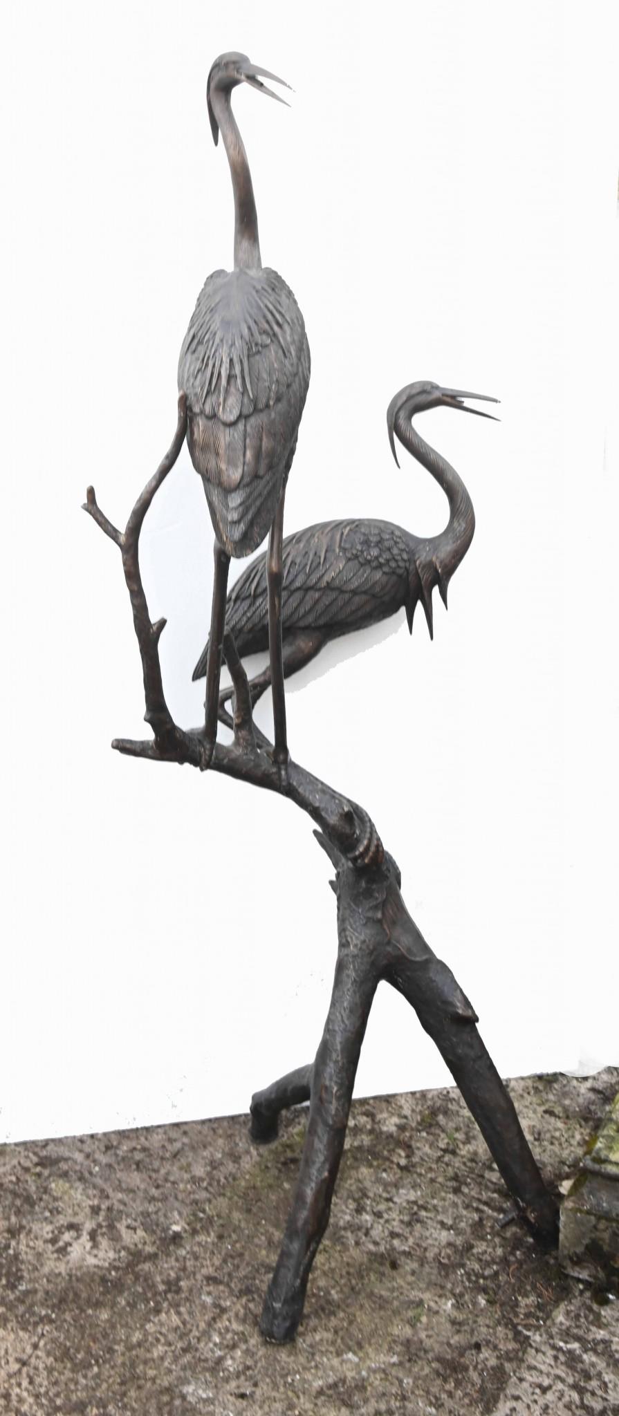 Paire de statues d'oiseaux de jardin en bronze japonais Heron Bon état - En vente à Potters Bar, GB