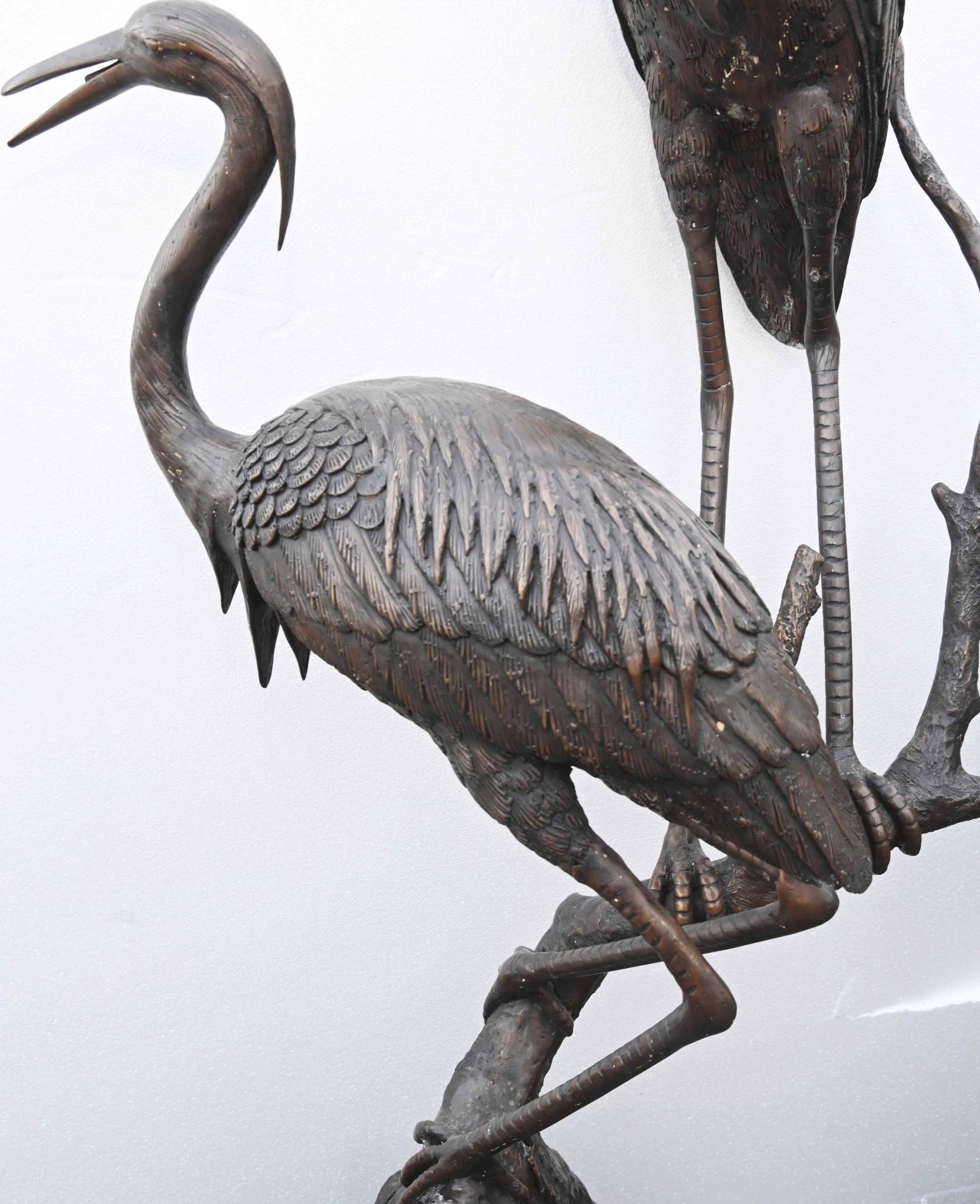 Paire de statues d'oiseaux de jardin en bronze japonais Heron en vente 1