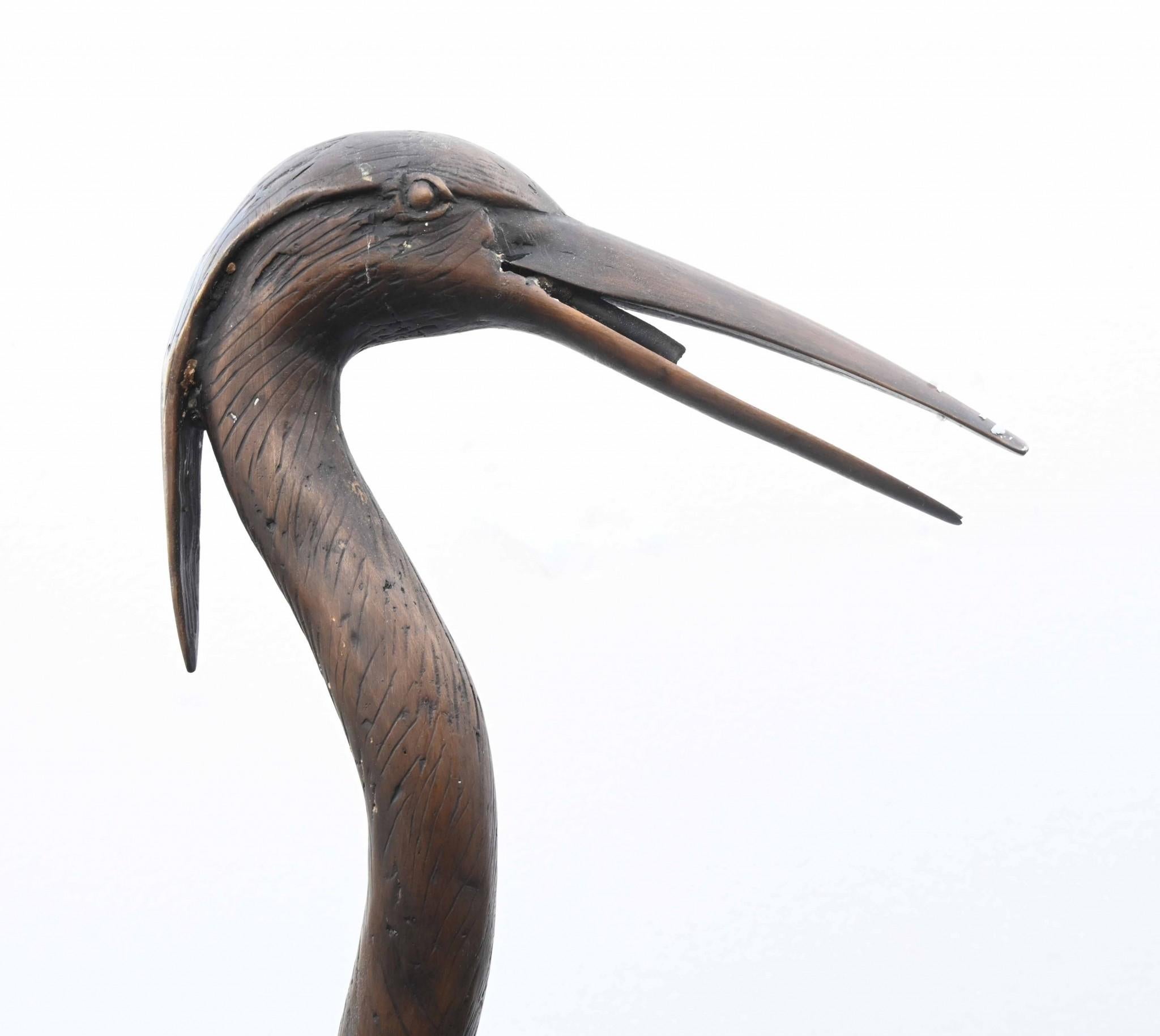 Paire de statues d'oiseaux de jardin en bronze japonais Heron en vente 2