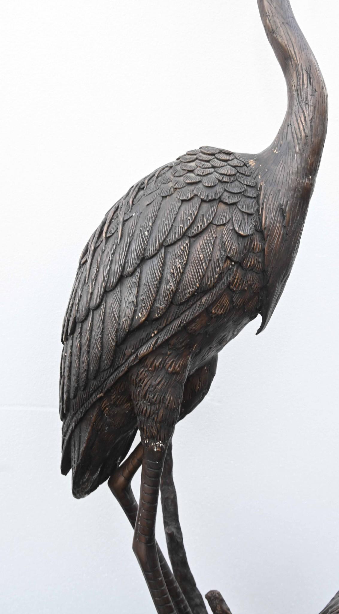 Paire de statues d'oiseaux de jardin en bronze japonais Heron en vente 3