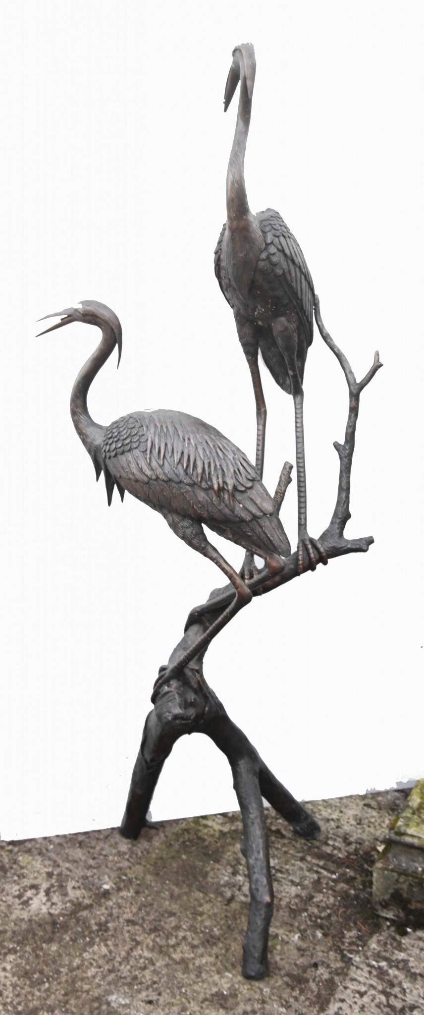 Paire de statues d'oiseaux de jardin en bronze japonais Heron en vente 4