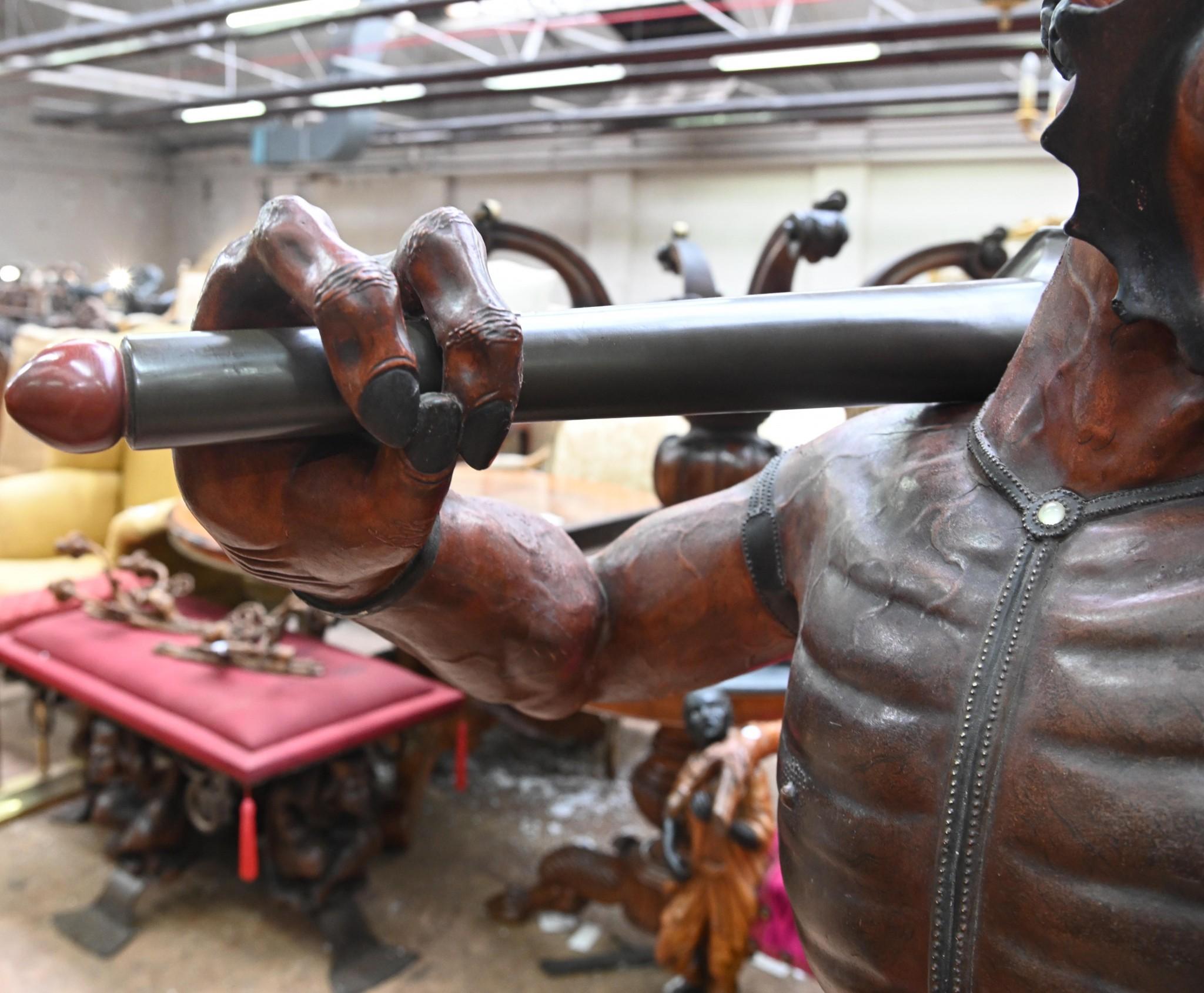 Paire de sculptures japonaises Meiji Oni représentant des démons en vente 4