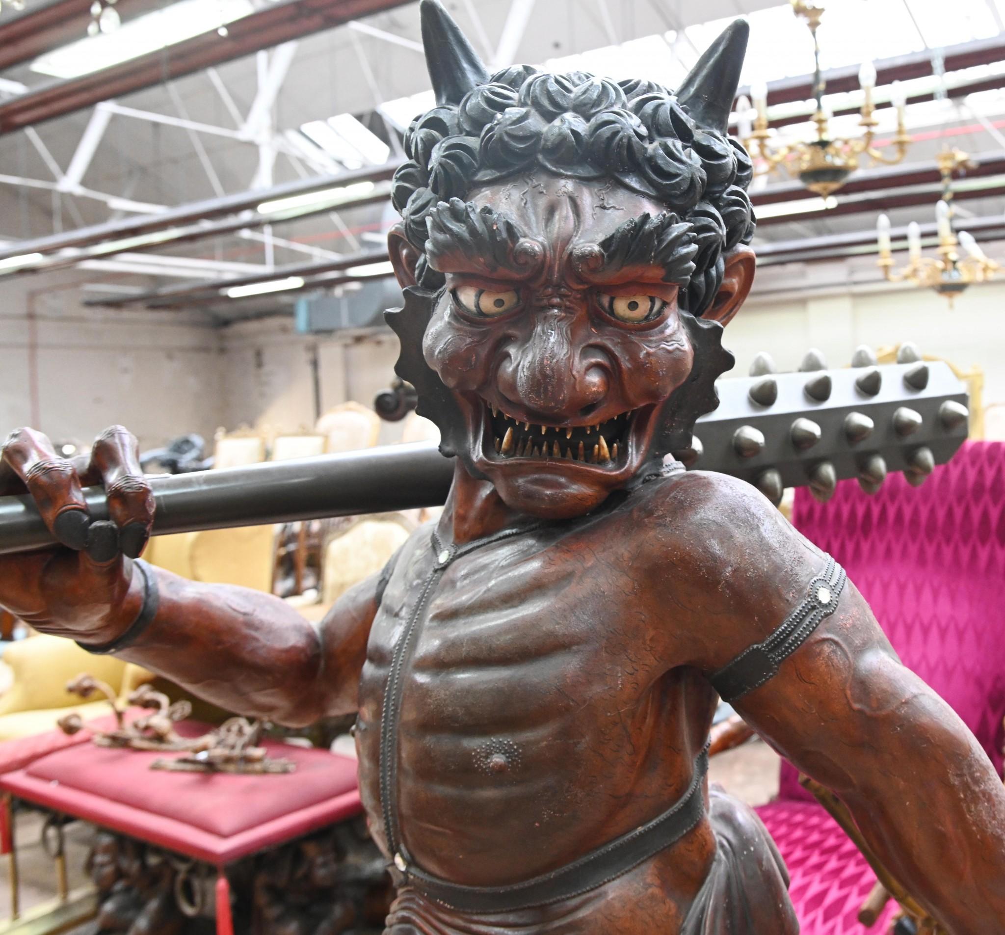 Paire de sculptures japonaises Meiji Oni représentant des démons en vente 7