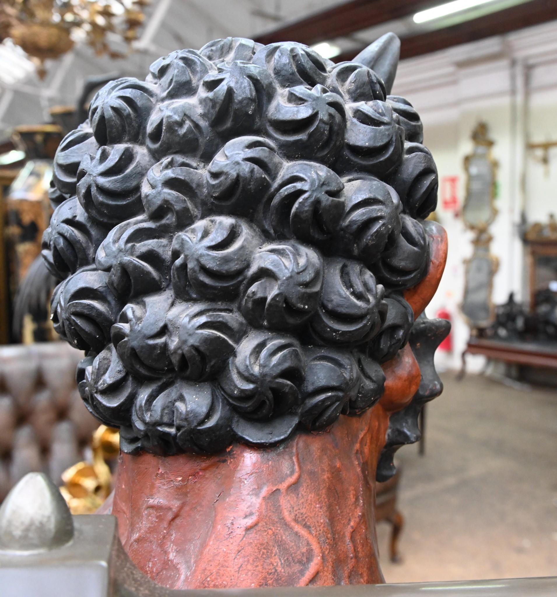 Paire de sculptures japonaises Meiji Oni représentant des démons en vente 11