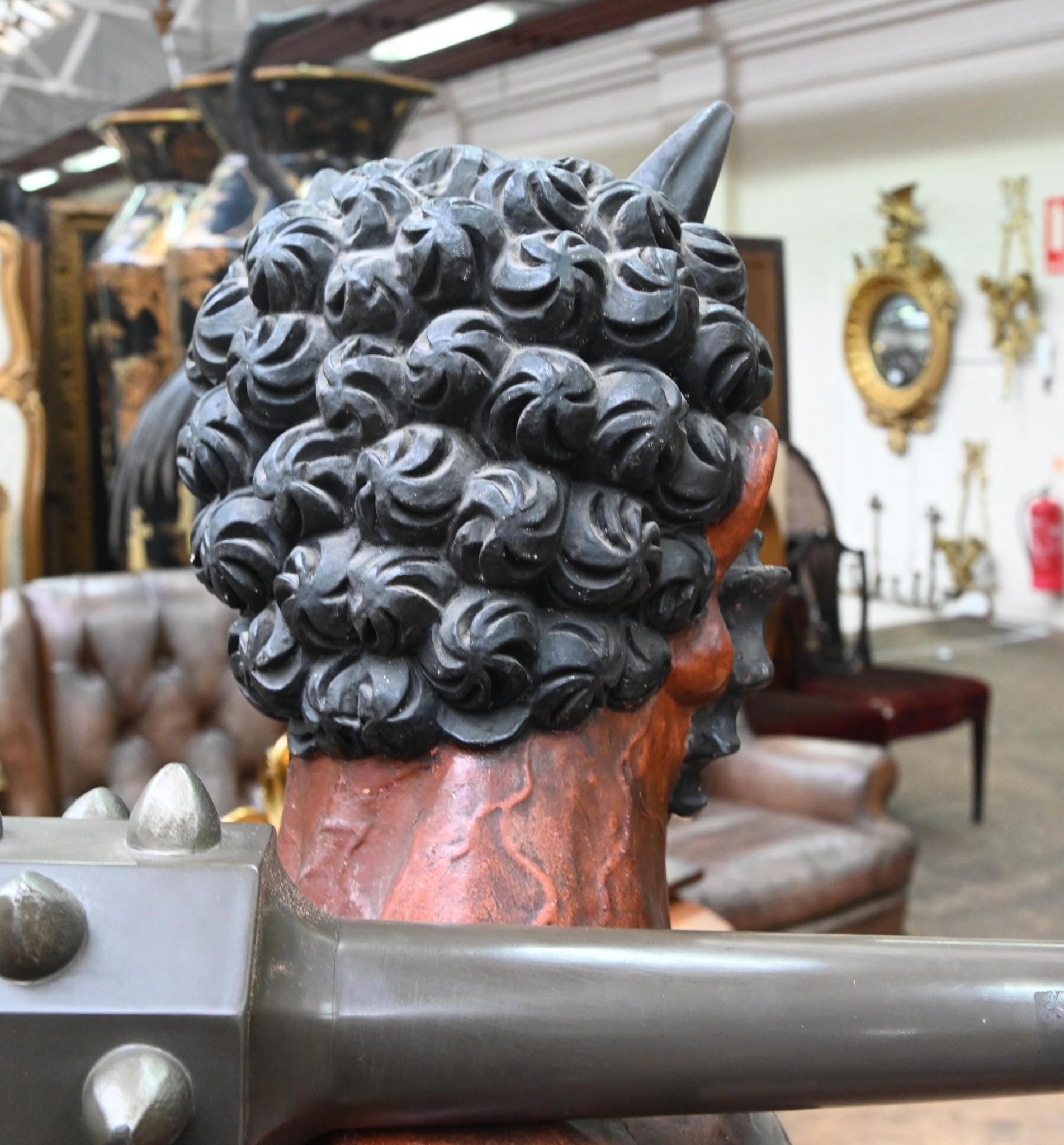 Paire de sculptures japonaises Meiji Oni représentant des démons en vente 12