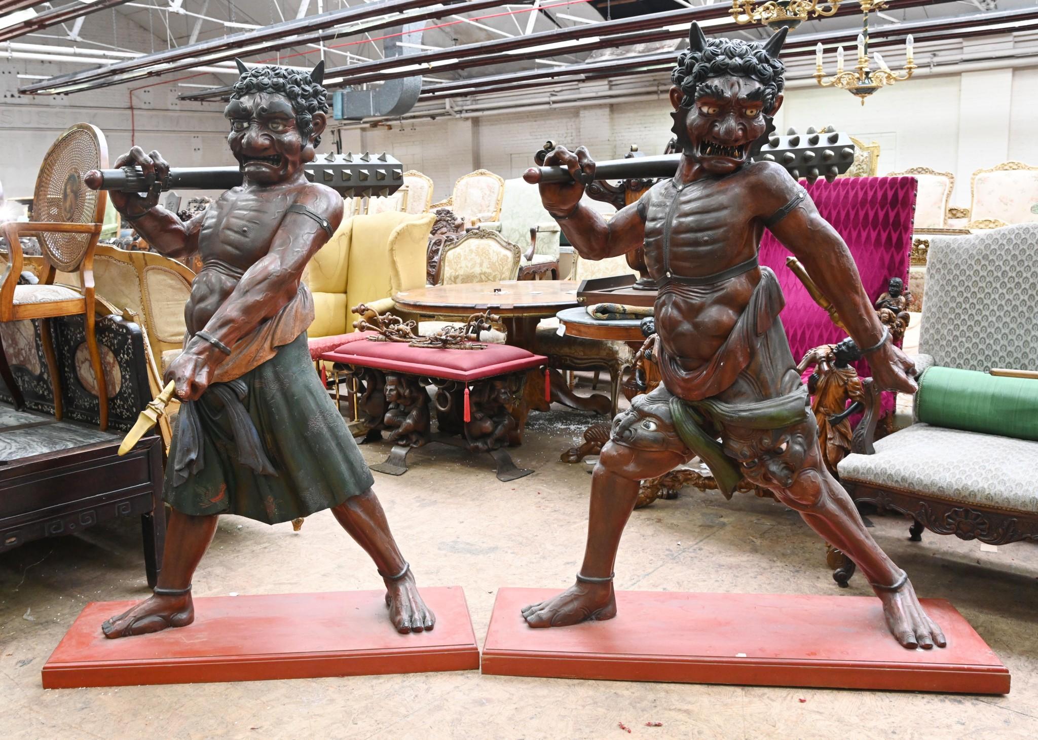 Paire de sculptures japonaises Meiji Oni représentant des démons en vente 13