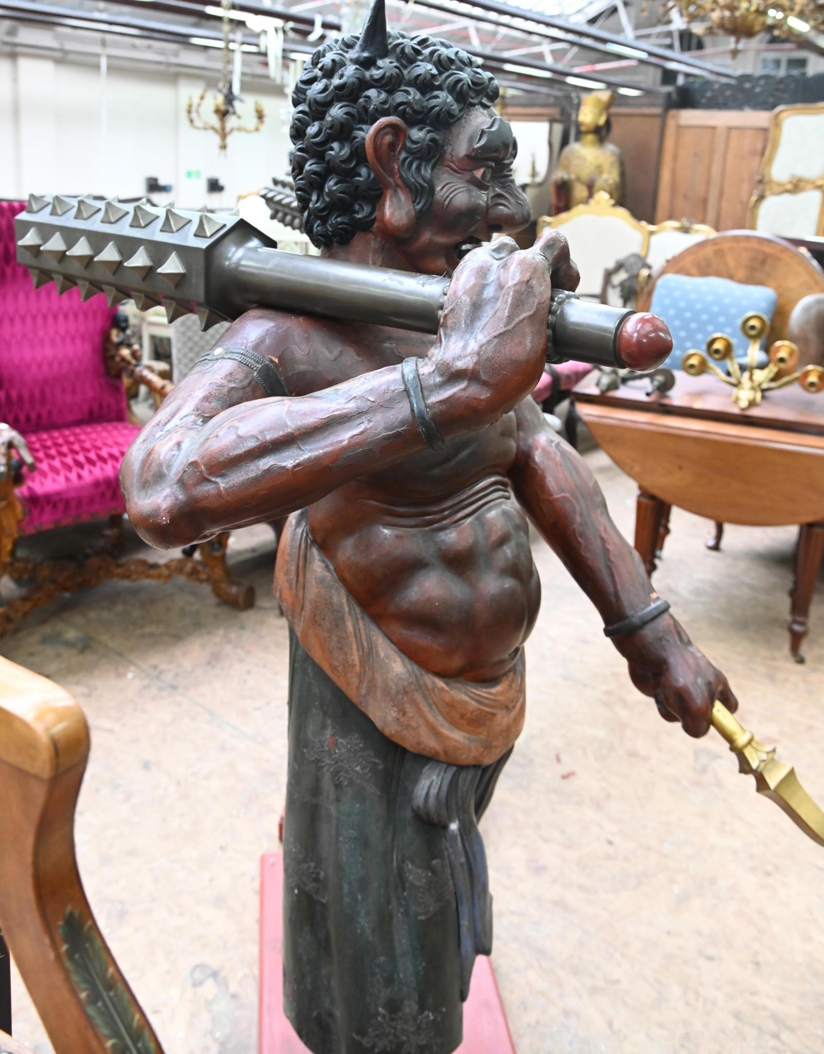 Début du 20ème siècle Paire de sculptures japonaises Meiji Oni représentant des démons en vente