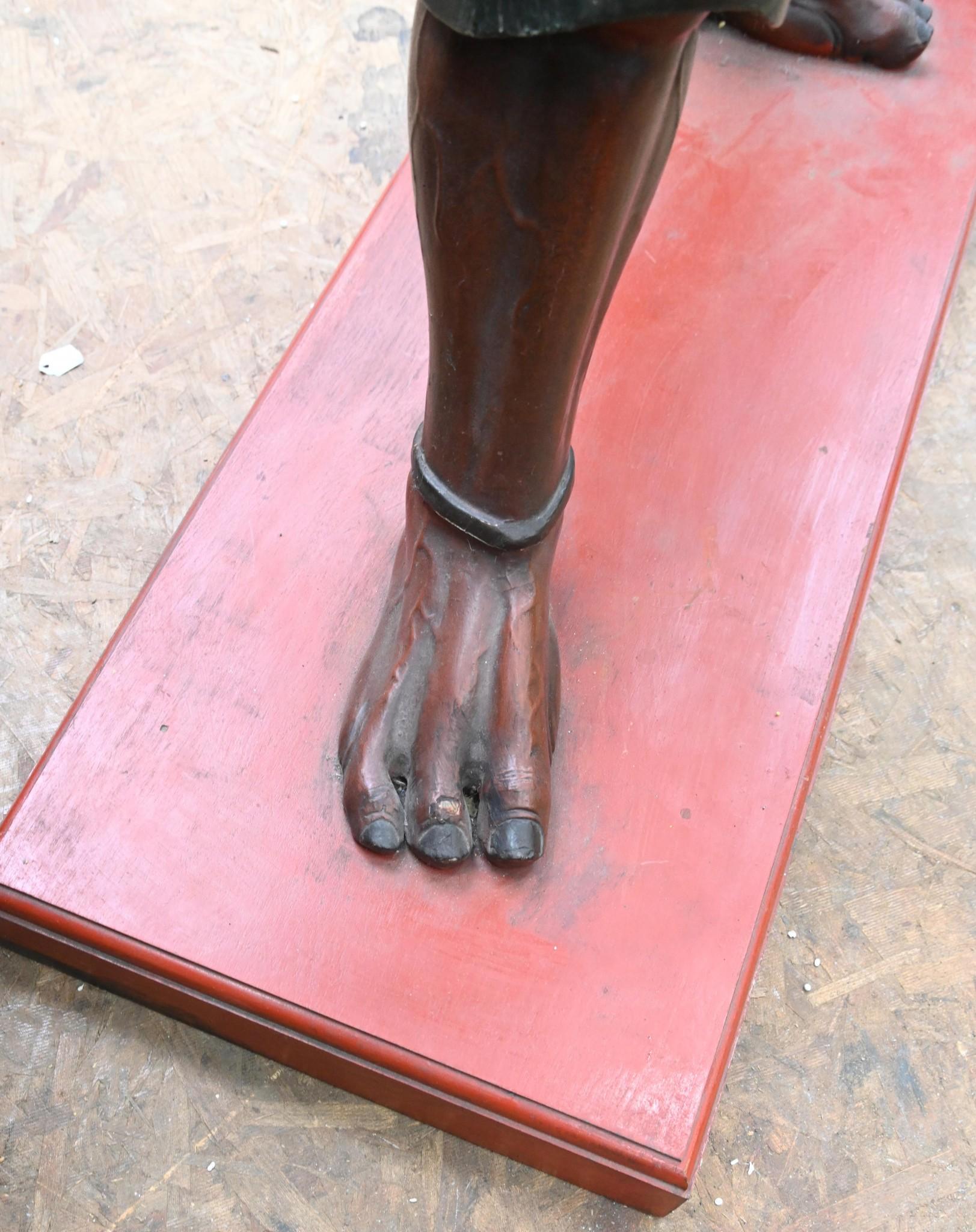 Métal Paire de sculptures japonaises Meiji Oni représentant des démons en vente