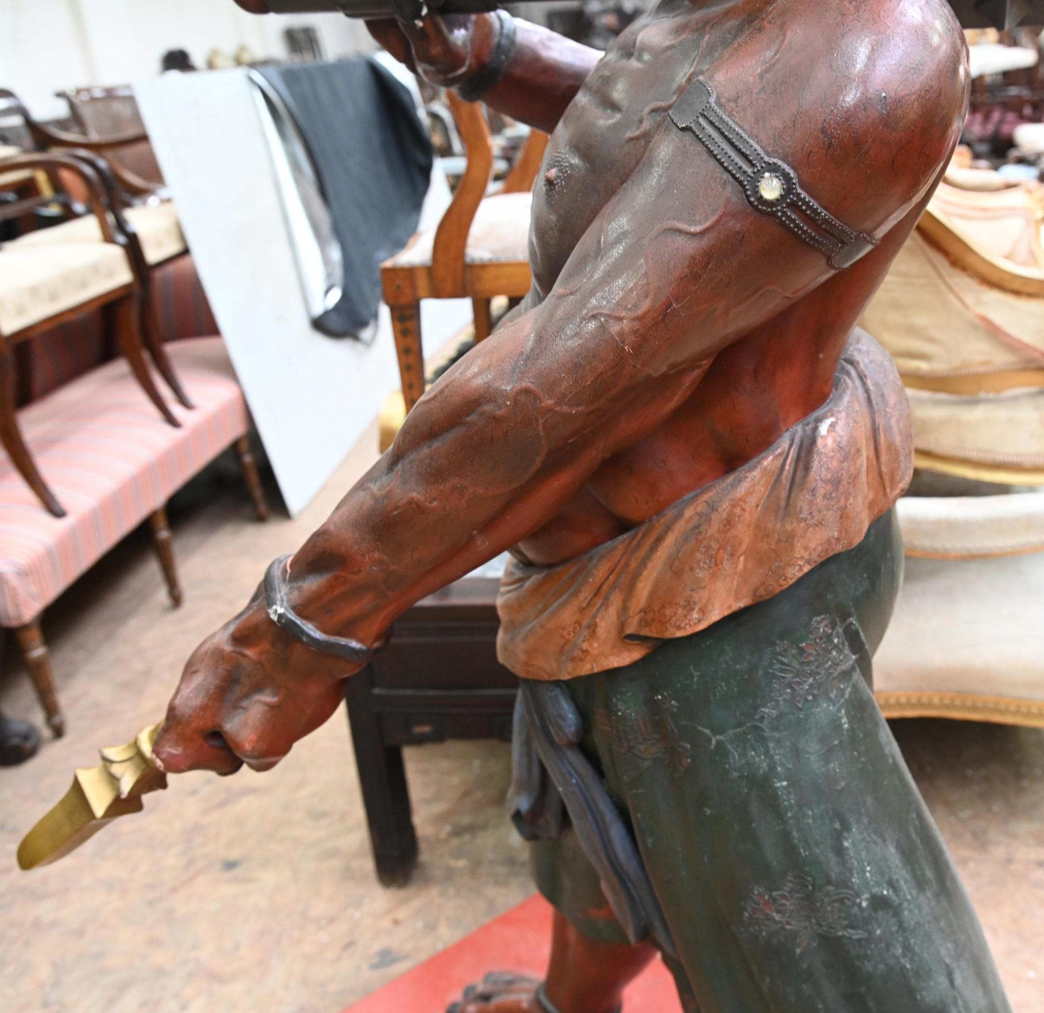 Paire de sculptures japonaises Meiji Oni représentant des démons en vente 1