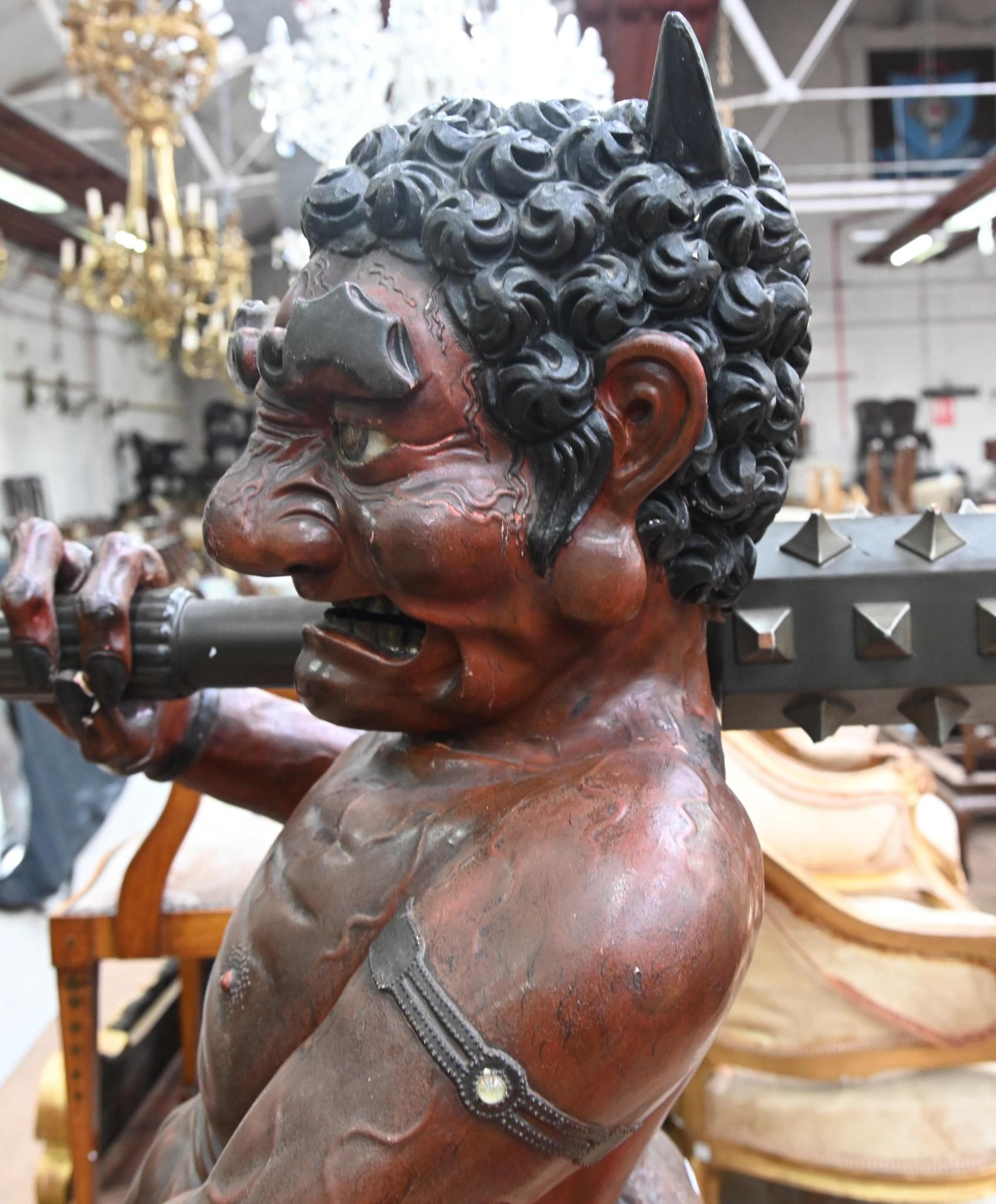 Paire de sculptures japonaises Meiji Oni représentant des démons en vente 3