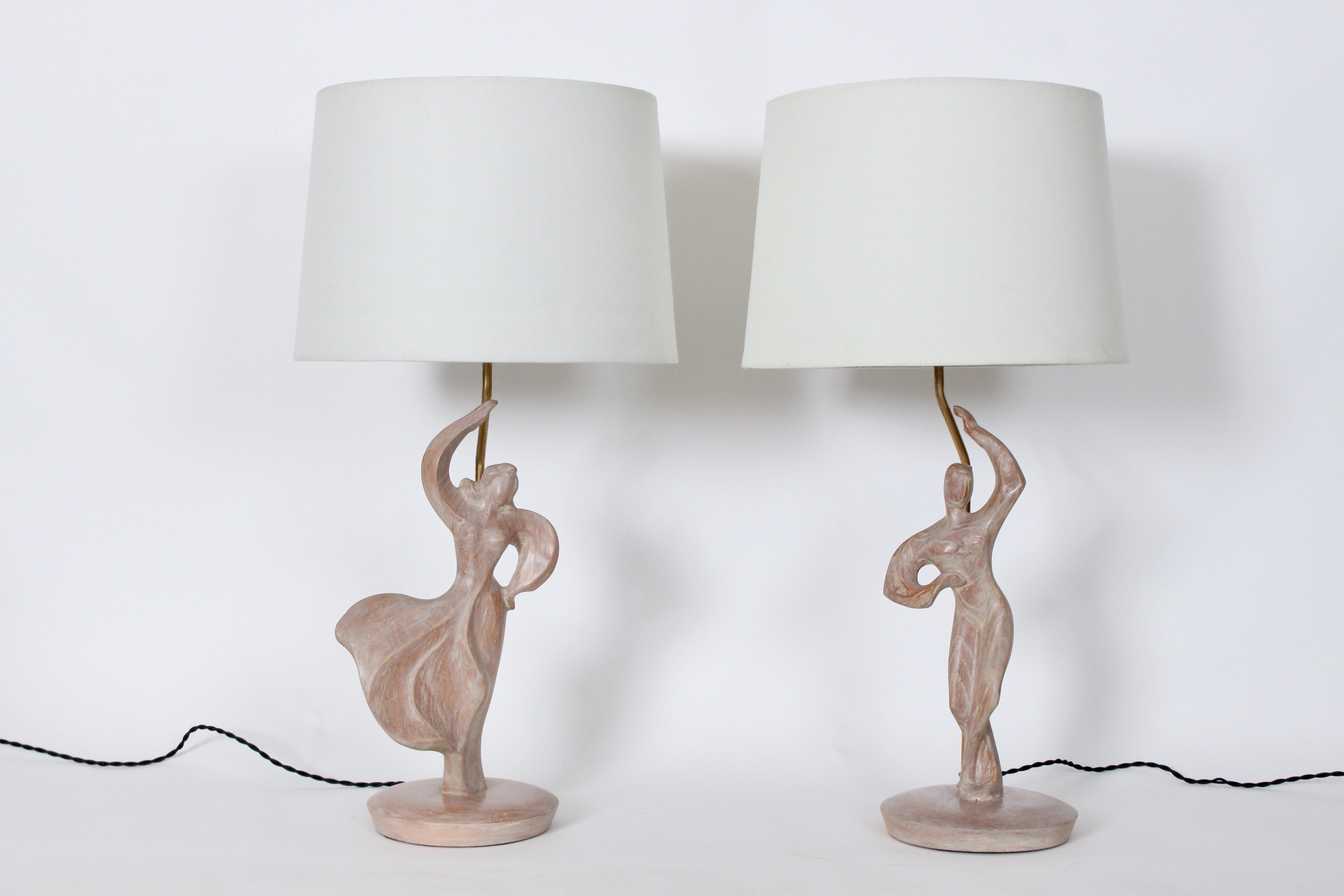 Paire de lampes de table en frêne cérusé sculpté à la main, de style Heifetz. Les sculptures à la main en frêne chaulé représentent un 