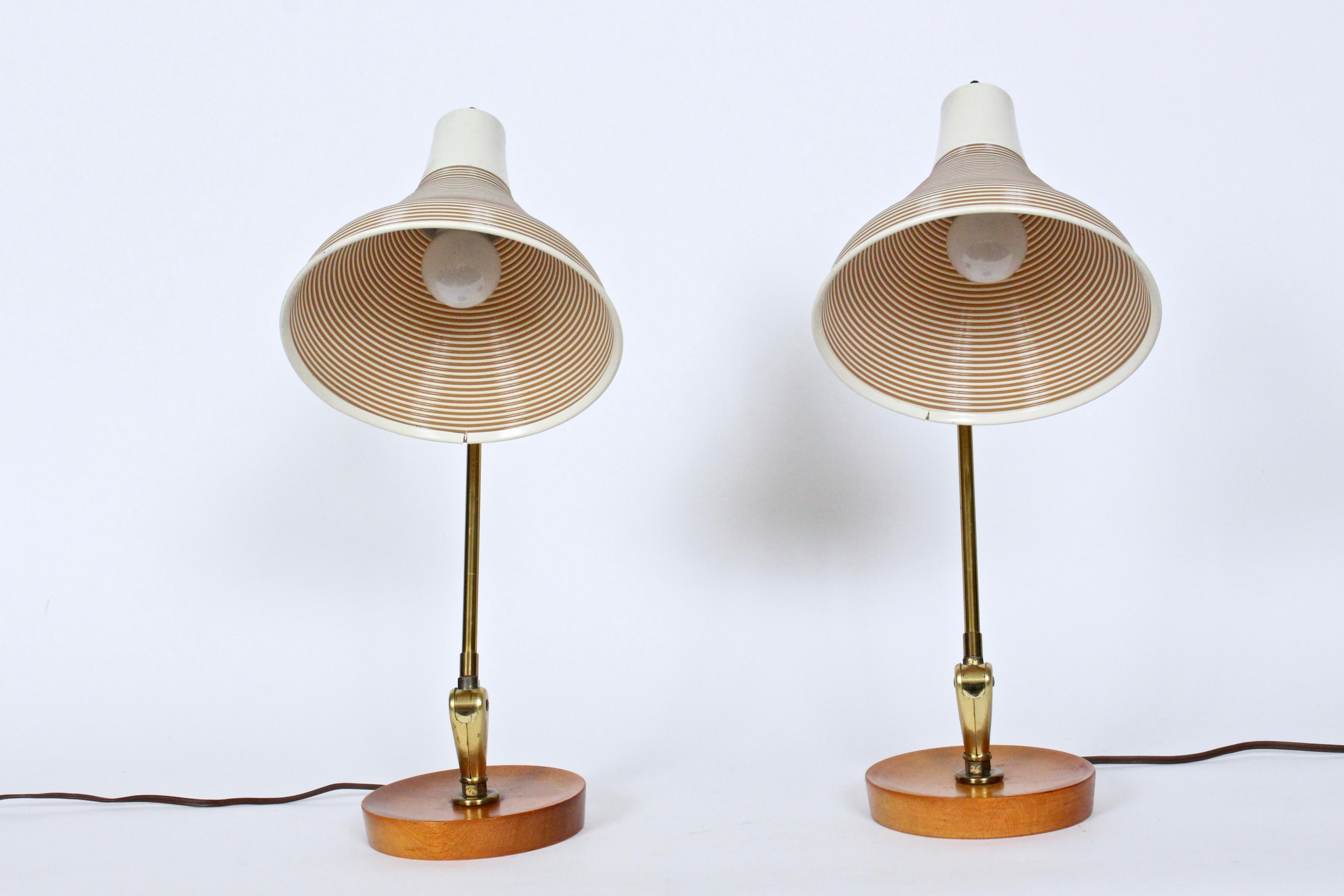Américain Paire de lampes de bureau Yasha Heifetz réglables en érable avec abat-jour rotatif beige, années 1950 en vente