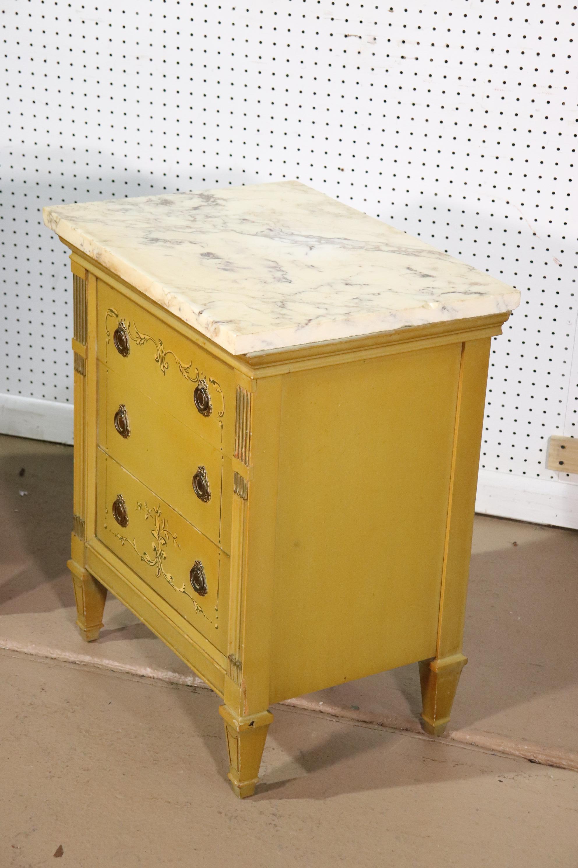 Pair Yellow Ochre Paint Decorated Marble Top French Louis XVI Nightstands In Good Condition In Swedesboro, NJ